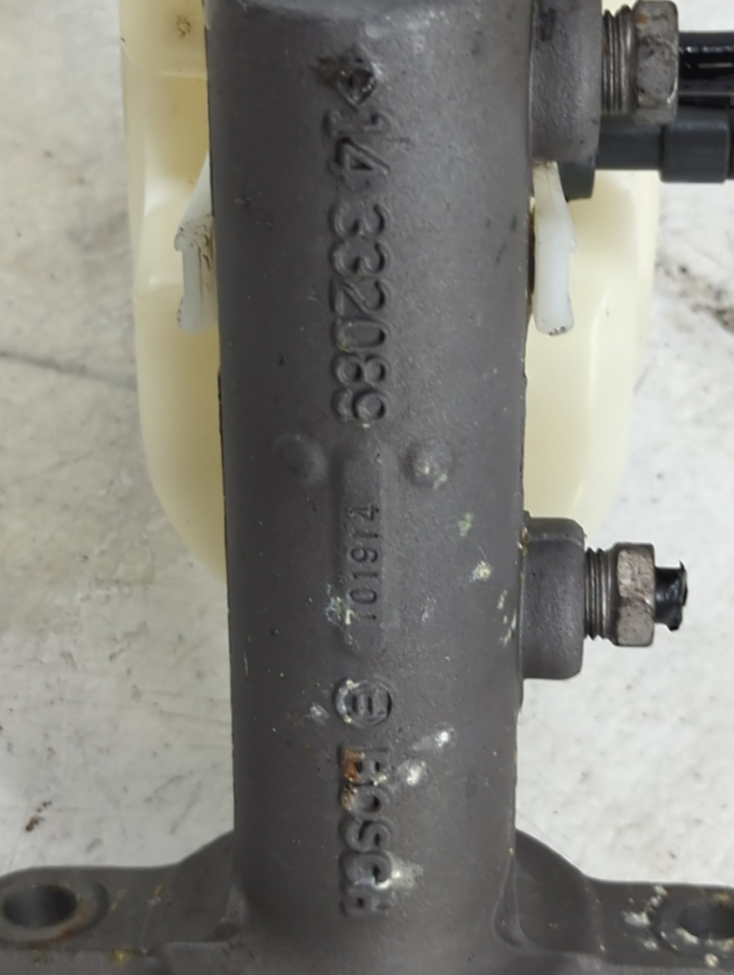 2009-2014 Gmc Yukon Brake Master Cylinder 1492298 - Oemusedautoparts1.com