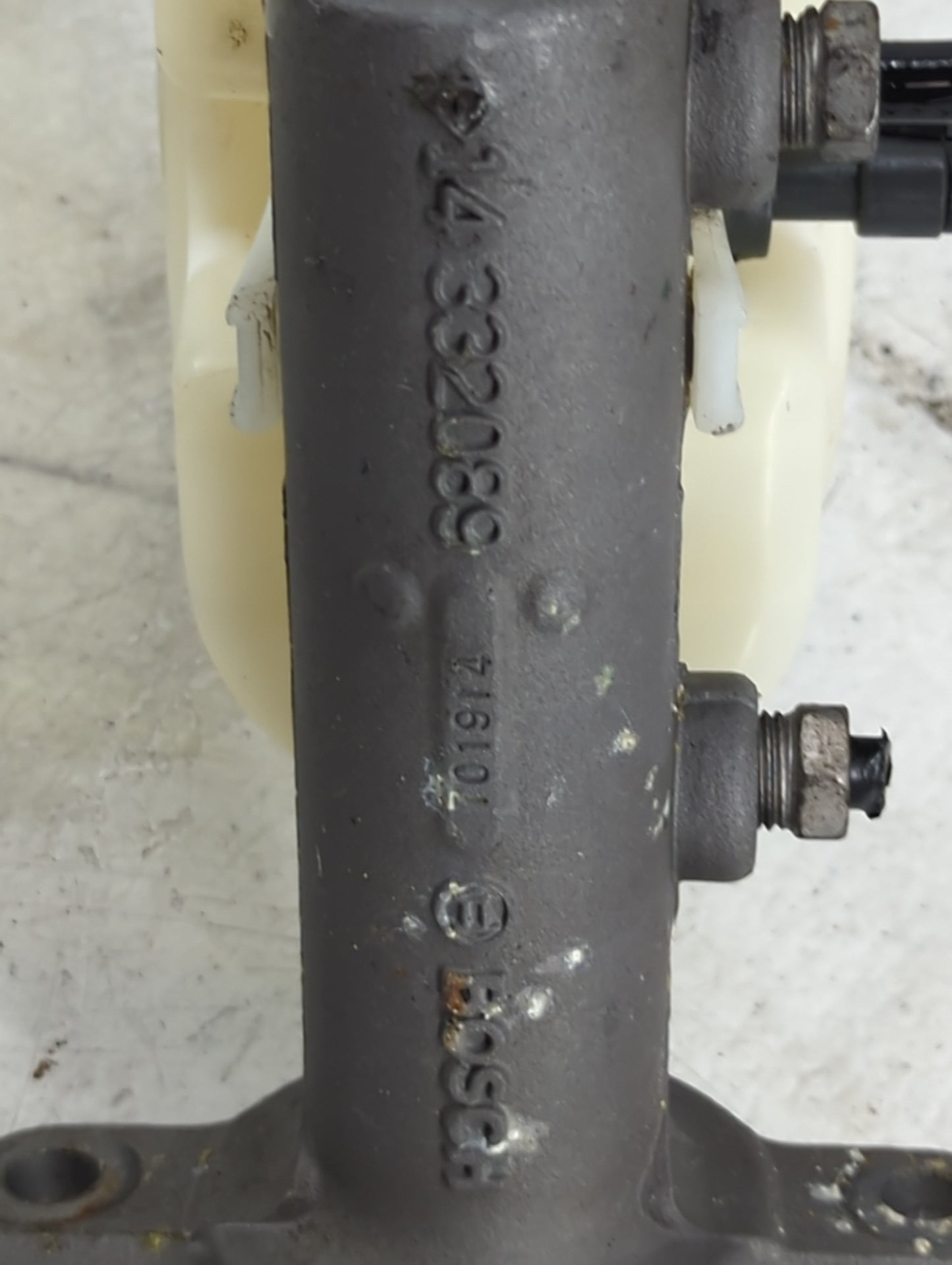 2009-2014 Gmc Yukon Brake Master Cylinder 1492298 - Oemusedautoparts1.com