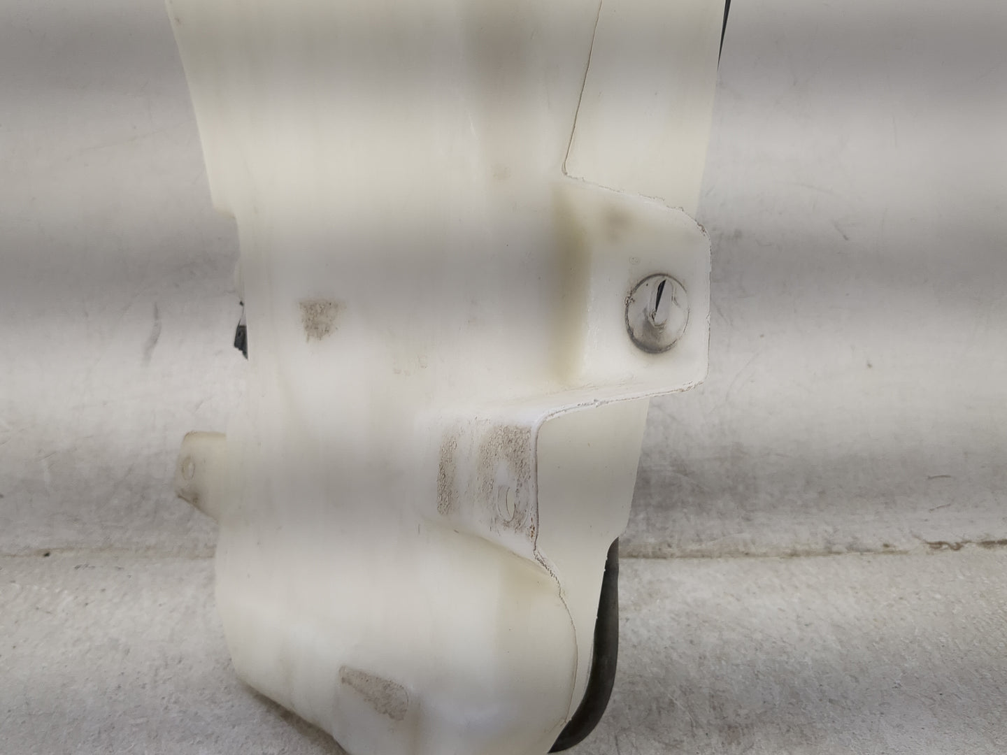 2007-2014 Gmc Yukon Xl 1500 Windshield Washer Fluid Reservoir Bottle Oem - Oemusedautoparts1.com
