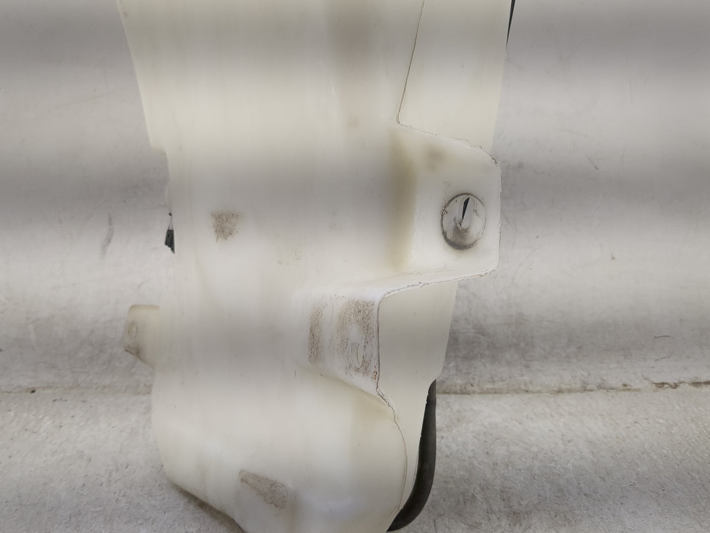2007-2014 Gmc Yukon Xl 1500 Windshield Washer Fluid Reservoir Bottle Oem - Oemusedautoparts1.com