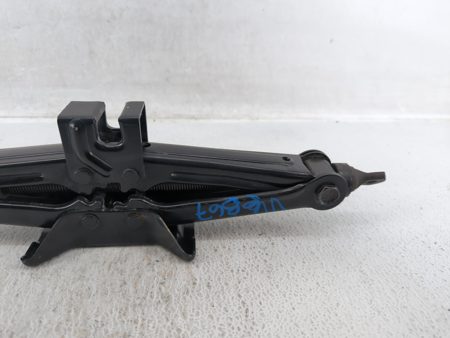 2009 Hyundai Genesis Spare Scissor Car Jack - Oemusedautoparts1.com
