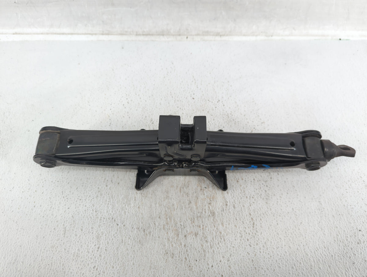 2009 Hyundai Genesis Spare Scissor Car Jack - Oemusedautoparts1.com