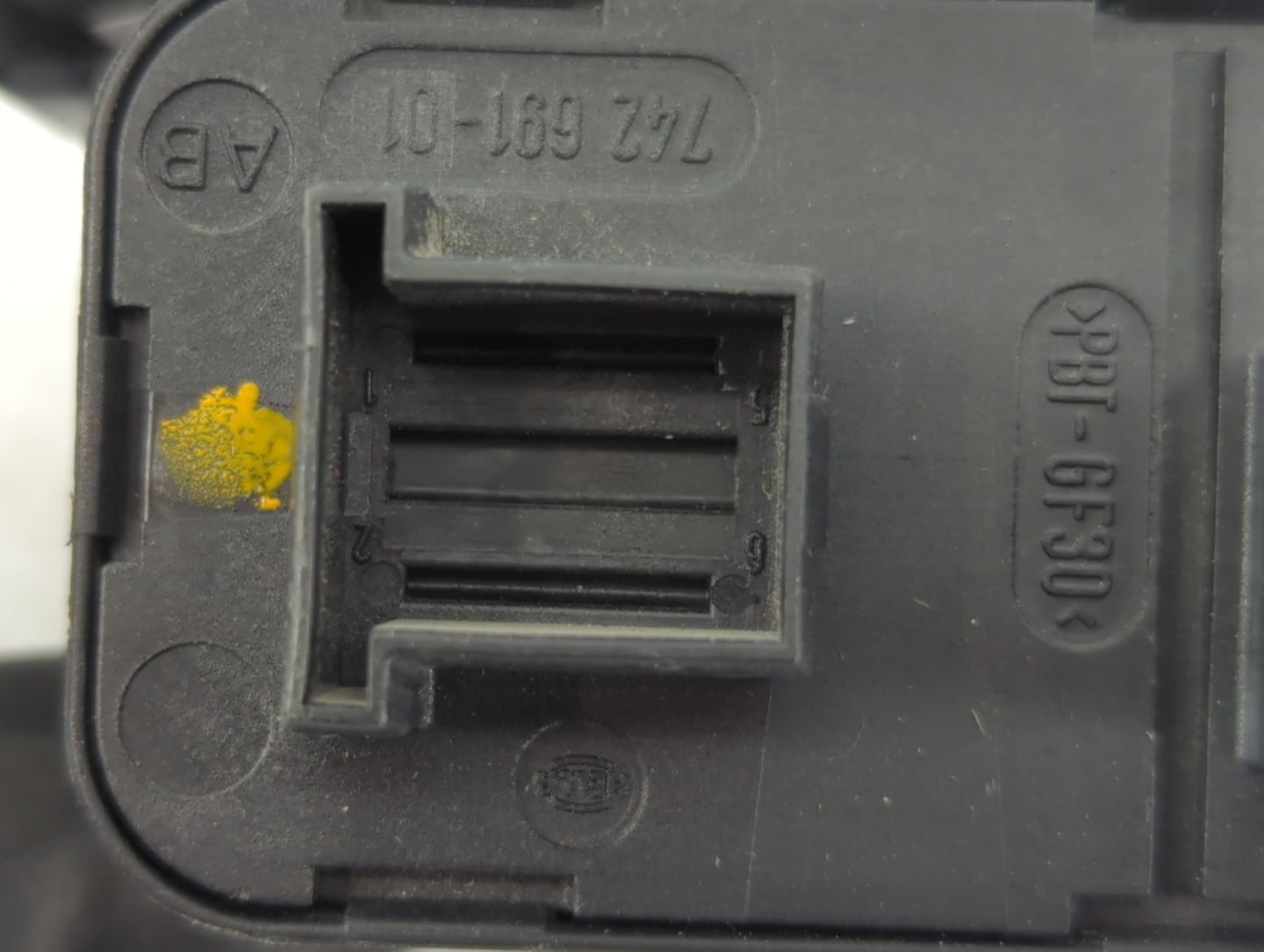 2009-2010 Hyundai Genesis Body Control Module Bcm Inner Cabin Fuse Box - Oemusedautoparts1.com