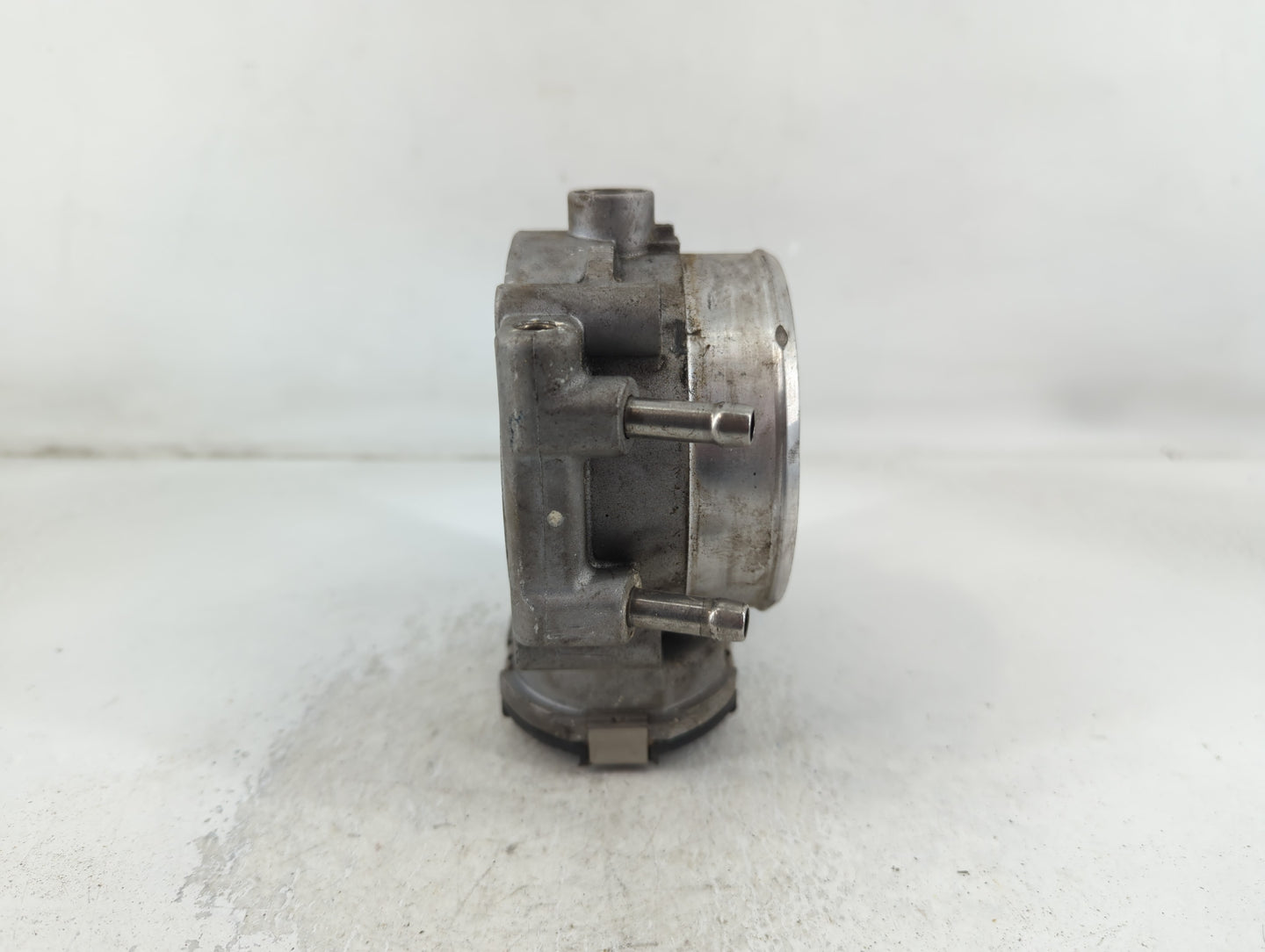 2009-2010 Hyundai Genesis Throttle Body P/N:35100-3F010 Fits Fits 2009 2010 2011 OEM Used Auto Parts - Oemusedautoparts1.com