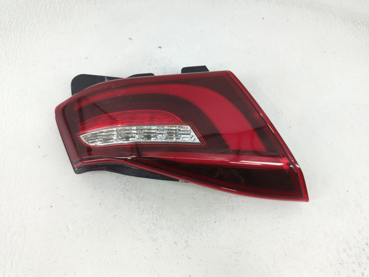 2007-2009 Hyundai Santa Fe Tail Light Assembly Passenger Right OEM P/N:A046037 Fits Fits 2007 2008 2009 OEM Used Auto Parts 