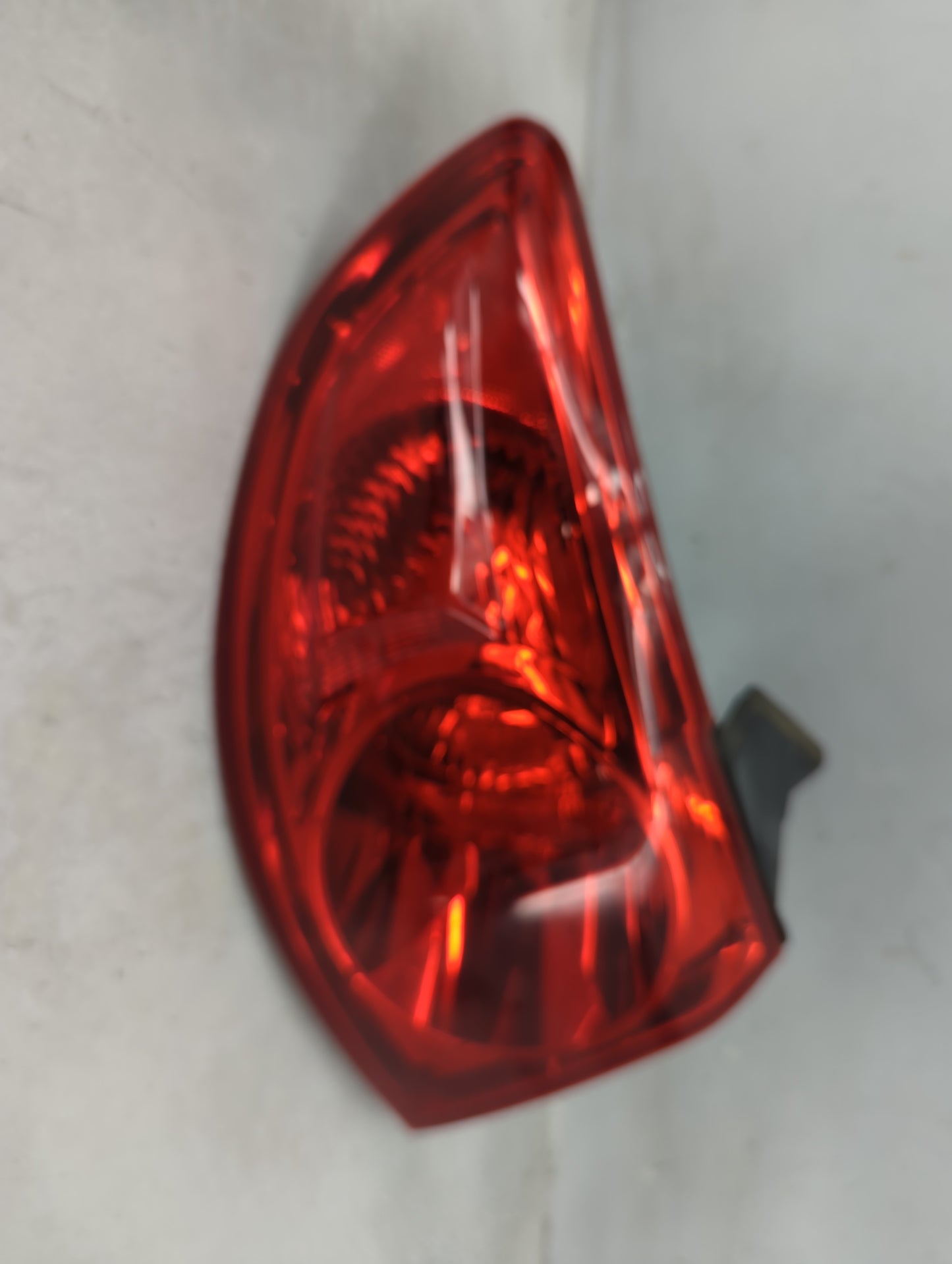 2007-2009 Hyundai Santa Fe Tail Light Assembly Driver Left OEM P/N:92401-0W050 Fits Fits 2007 2008 2009 OEM Used Auto Parts 