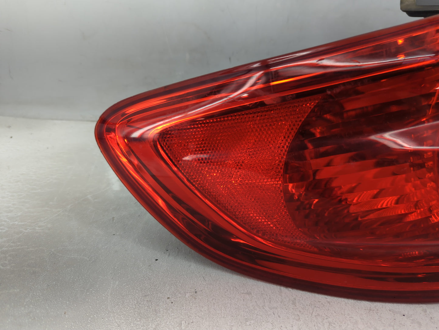 2007-2009 Hyundai Santa Fe Tail Light Assembly Driver Left OEM P/N:92401-0W050 Fits Fits 2007 2008 2009 OEM Used Auto Parts 