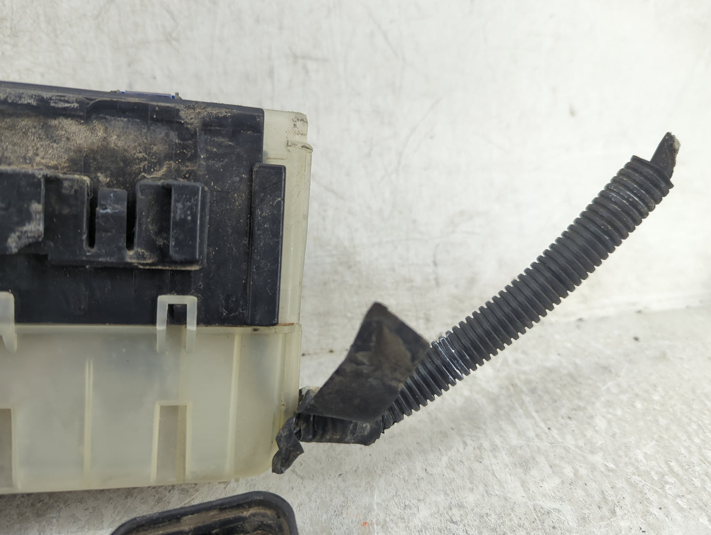 2007-2009 Hyundai Santa Fe Fusebox Fuse Box Panel Relay Module P/N:24382-4Z800 Fits Fits 2007 2008 2009 OEM Used Auto Parts 
