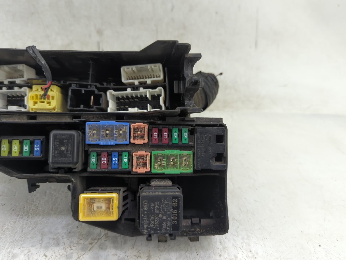 2009 Infiniti G37 Fusebox Fuse Box Panel Relay Module P/N:7254-5763 Fits OEM Used Auto Parts - Oemusedautoparts1.com