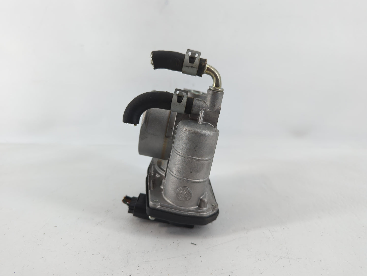 2008-2013 Infiniti G37 Throttle Body P/N:5930 526-02 Fits OEM Used Auto Parts - Oemusedautoparts1.com