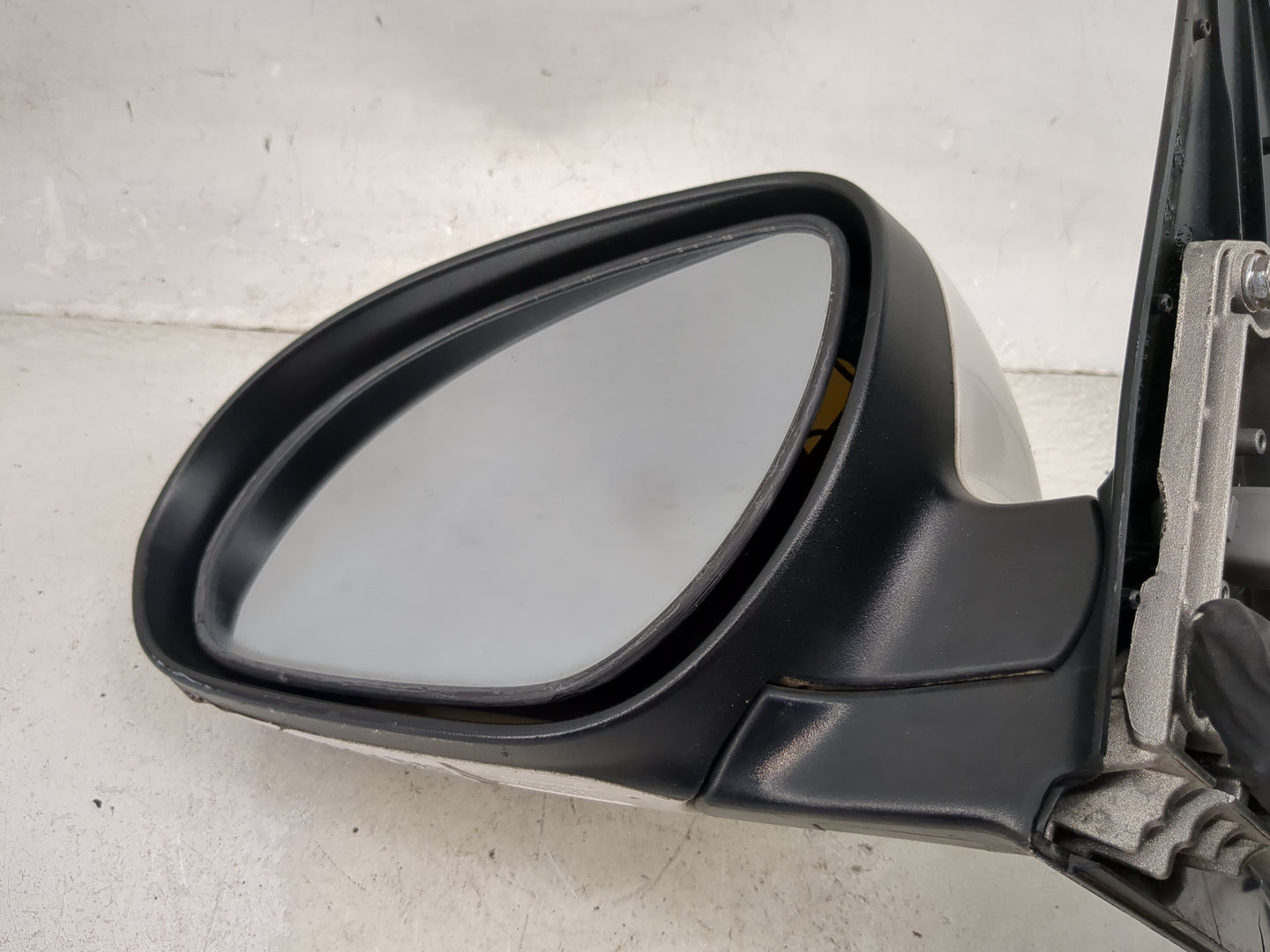 2009 Infiniti I30 Driver Side View Mirror - Left Door Mirror OEM Used - Oemusedautoparts1.com