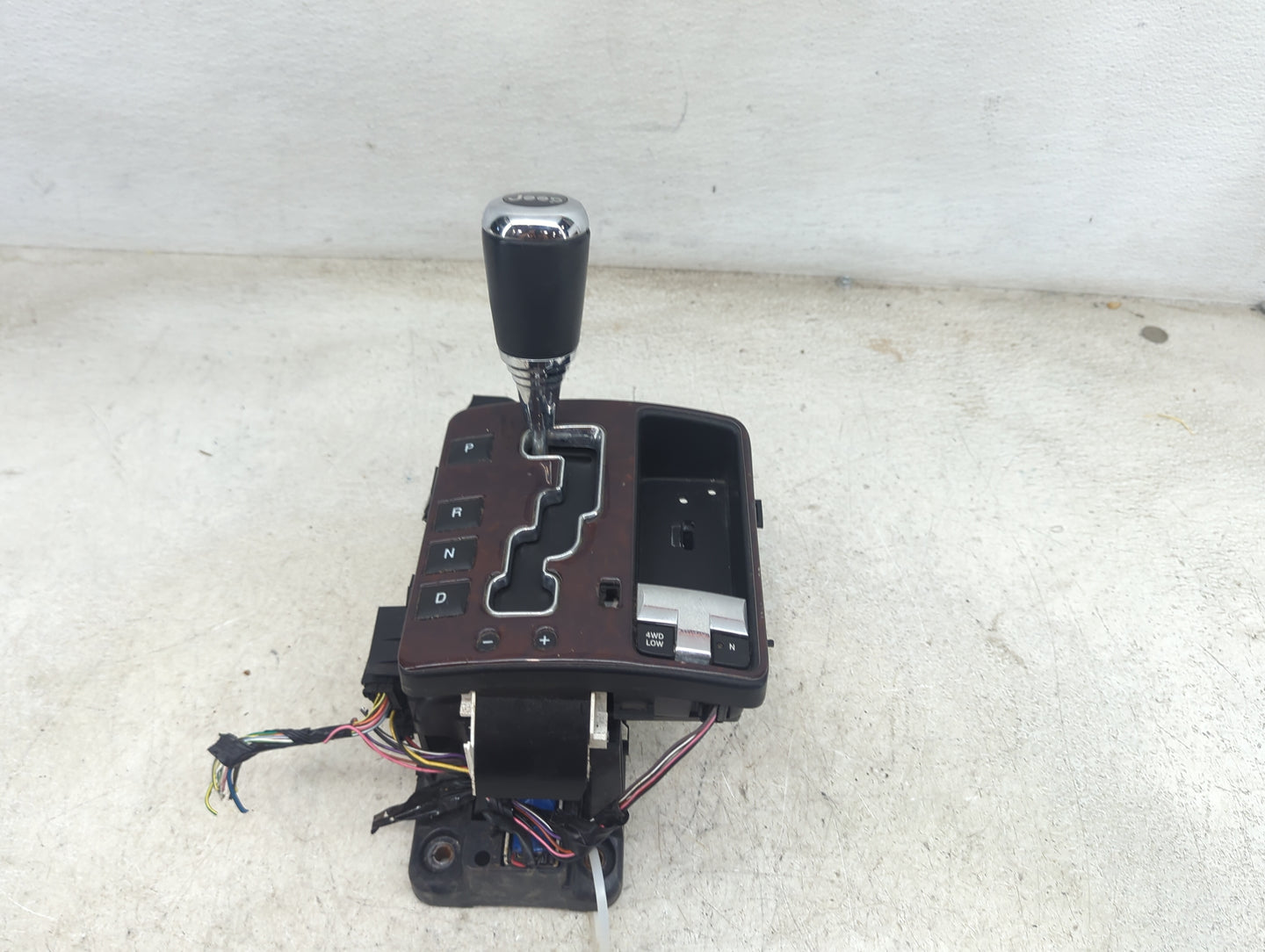 2009 Jeep Commander Floor Console Assembly Shifter - Oemusedautoparts1.com