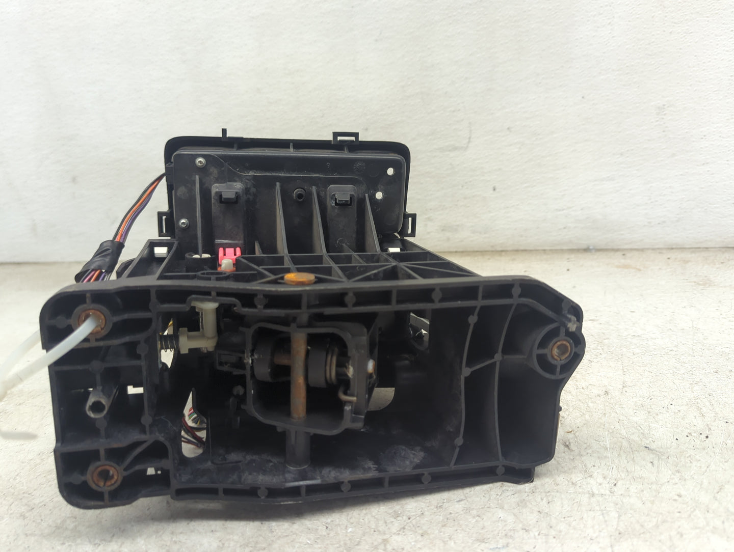 2009 Jeep Commander Floor Console Assembly Shifter - Oemusedautoparts1.com