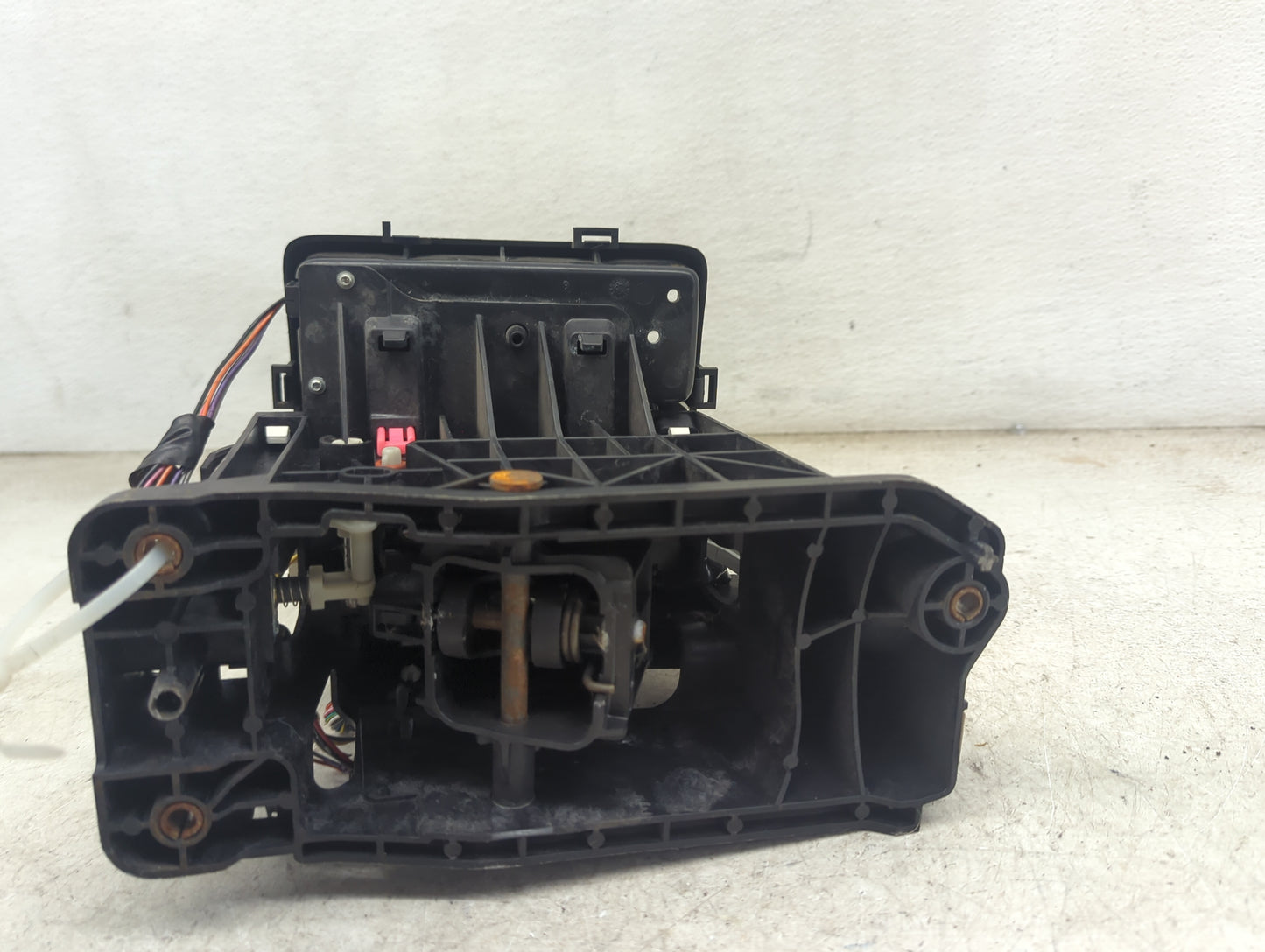2009 Jeep Commander Floor Console Assembly Shifter - Oemusedautoparts1.com