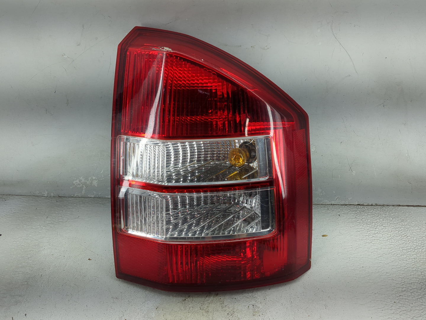2007-2010 Jeep Compass Tail Light Assembly Passenger Right OEM P/N:32CP 3157 P27W17W Fits Fits 2007 2008 2009 2010 OEM Used 
