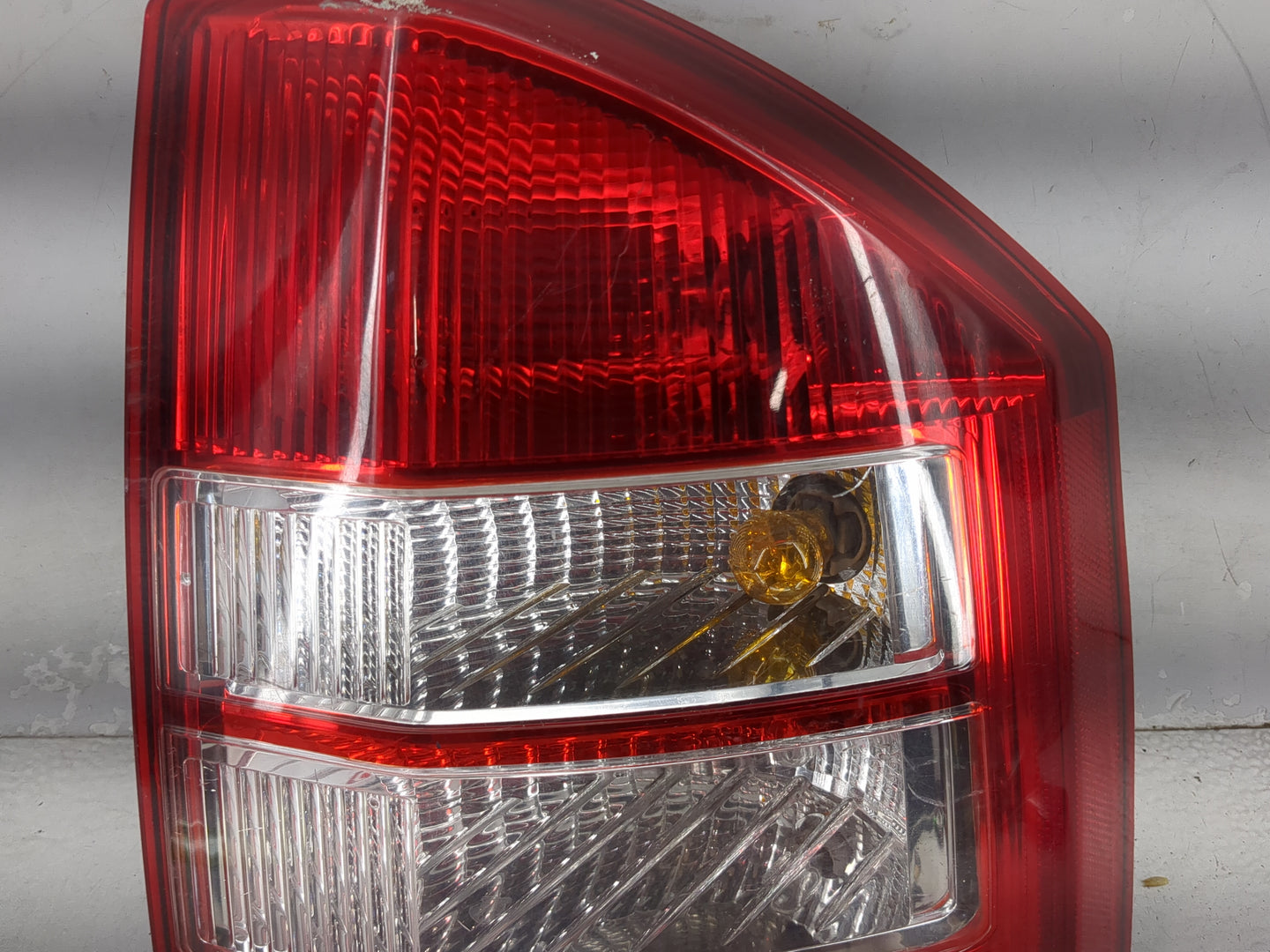 2007-2010 Jeep Compass Tail Light Assembly Passenger Right OEM P/N:32CP 3157 P27W17W Fits Fits 2007 2008 2009 2010 OEM Used 
