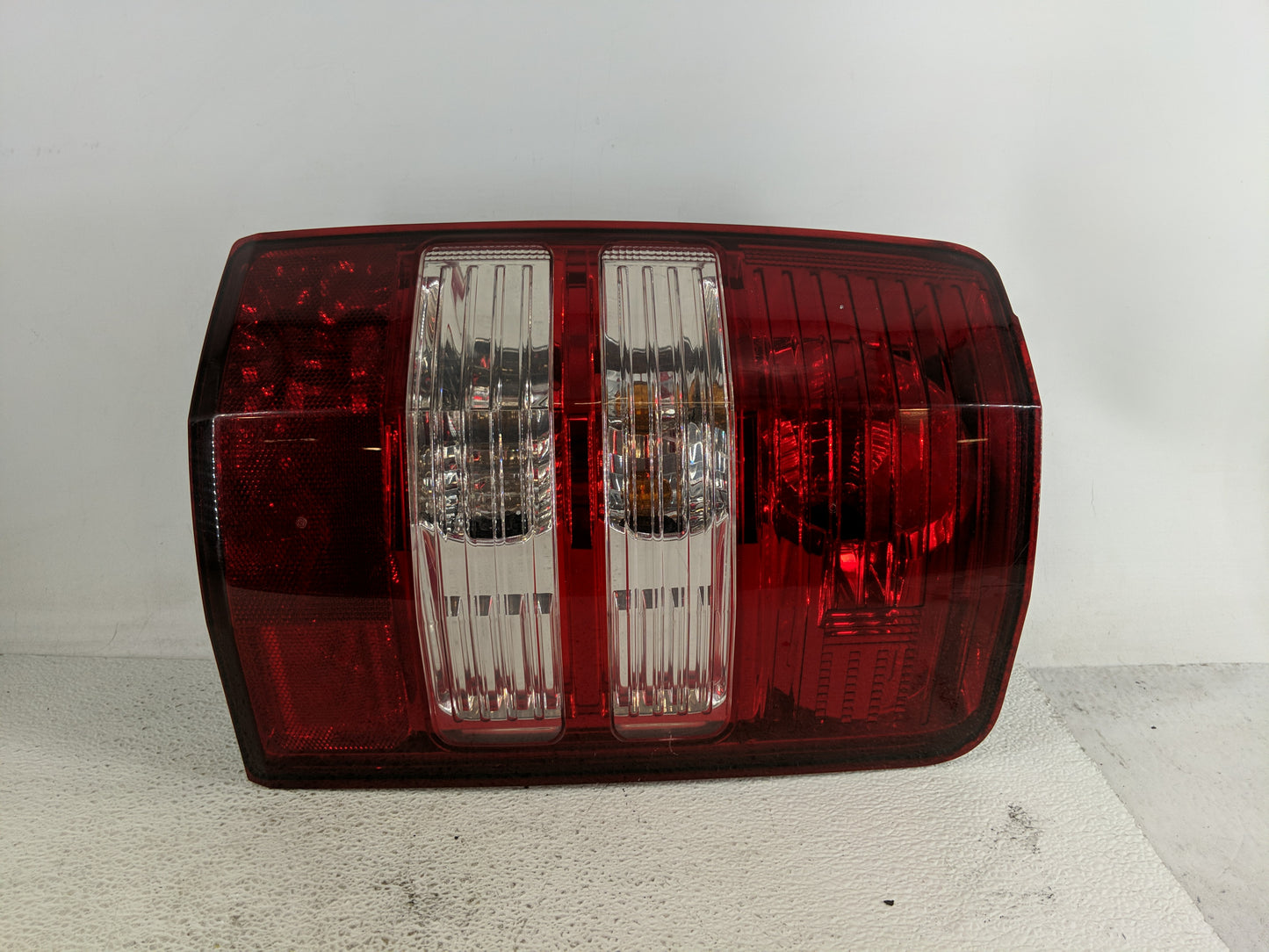 2008-2012 Jeep Liberty Tail Light Assembly Passenger Right OEM P/N:55157346AB Fits Fits 2008 2009 2010 2011 2012 OEM Used Au