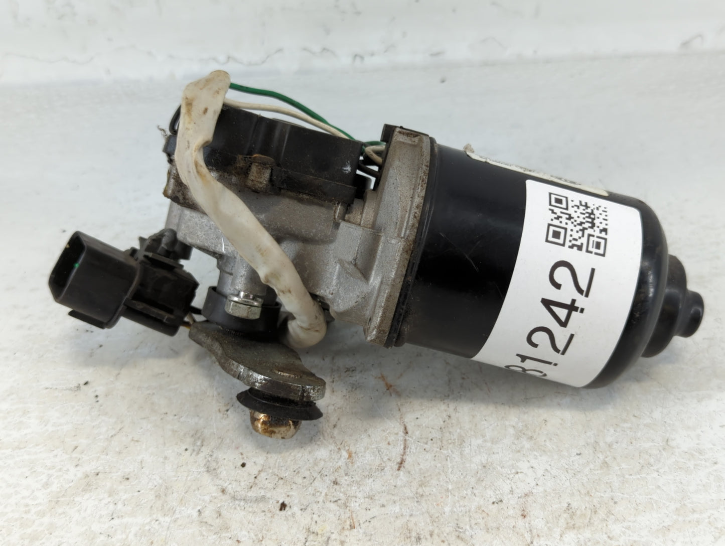 2007-2012 Kia Rondo Front Windshield Wiper Motor P/N:98110-1D000 Fits Fits 2007 2008 2009 2010 2011 2012 OEM Used Auto Parts