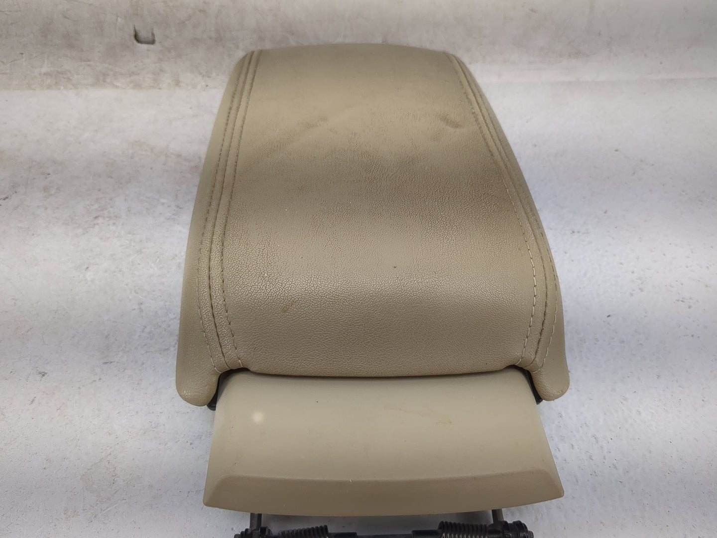 2009 Mazda Mazda6 Center Console Armrest Cover Lid P/N:GMW 13223 Fits OEM Used Auto Parts - Oemusedautoparts1.com