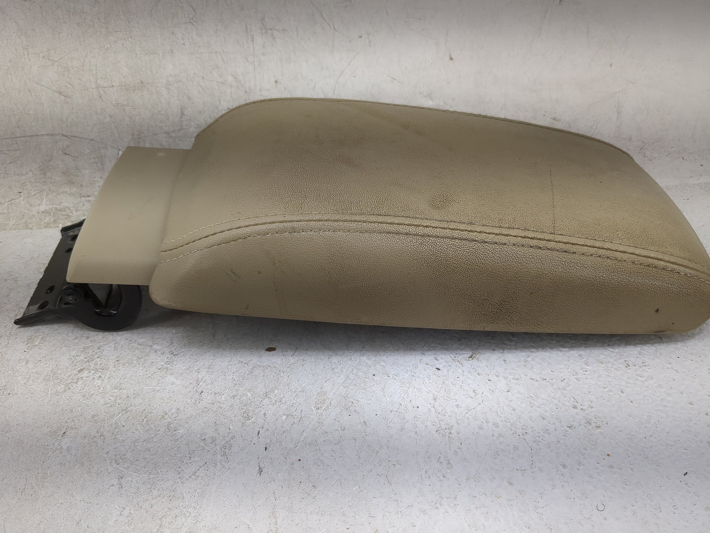 2009 Mazda Mazda6 Center Console Armrest Cover Lid P/N:GMW 13223 Fits OEM Used Auto Parts - Oemusedautoparts1.com