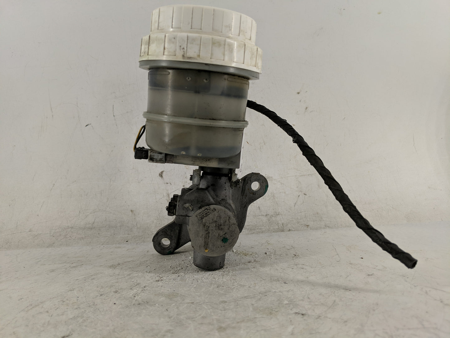 2006-2009 Mitsubishi Galant Brake Master Cylinder - Oemusedautoparts1.com