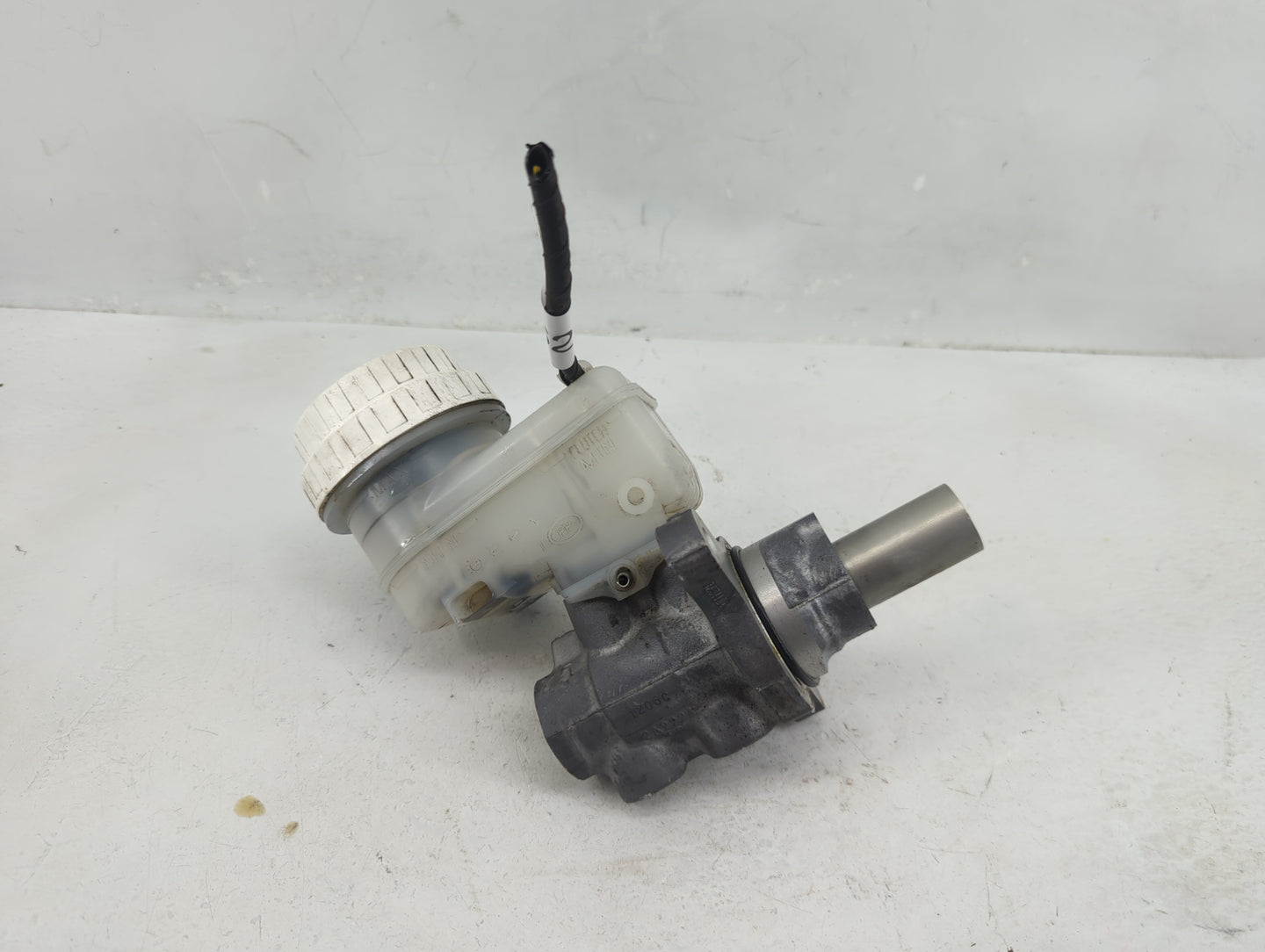 2006-2009 Mitsubishi Galant Brake Master Cylinder 1376293 - Oemusedautoparts1.com