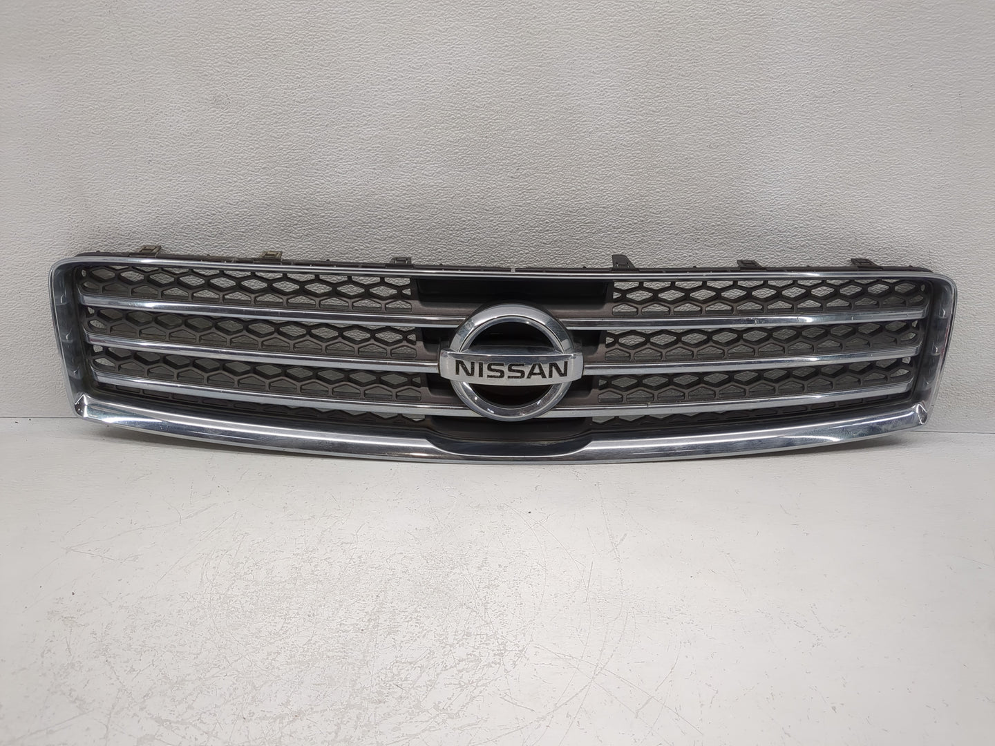 2009-2011 Nissan Maxima Front Grille Bumper Not Included - Oemusedautoparts1.com