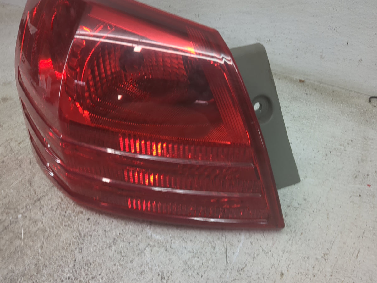 2008-2015 Nissan Rogue Tail Light Assembly Passenger Right OEM Fits Fits 2008 2009 2010 2011 2012 2013 2014 2015 OEM Used Au