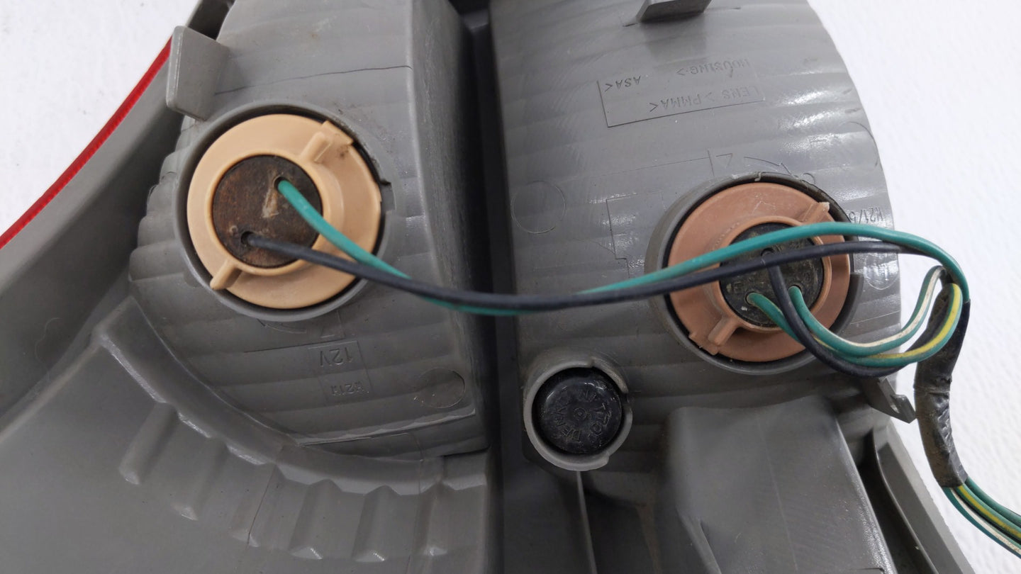 2008-2015 Nissan Rogue Tail Light Assembly Passenger Right OEM Fits Fits 2008 2009 2010 2011 2012 2013 2014 2015 OEM Used Au