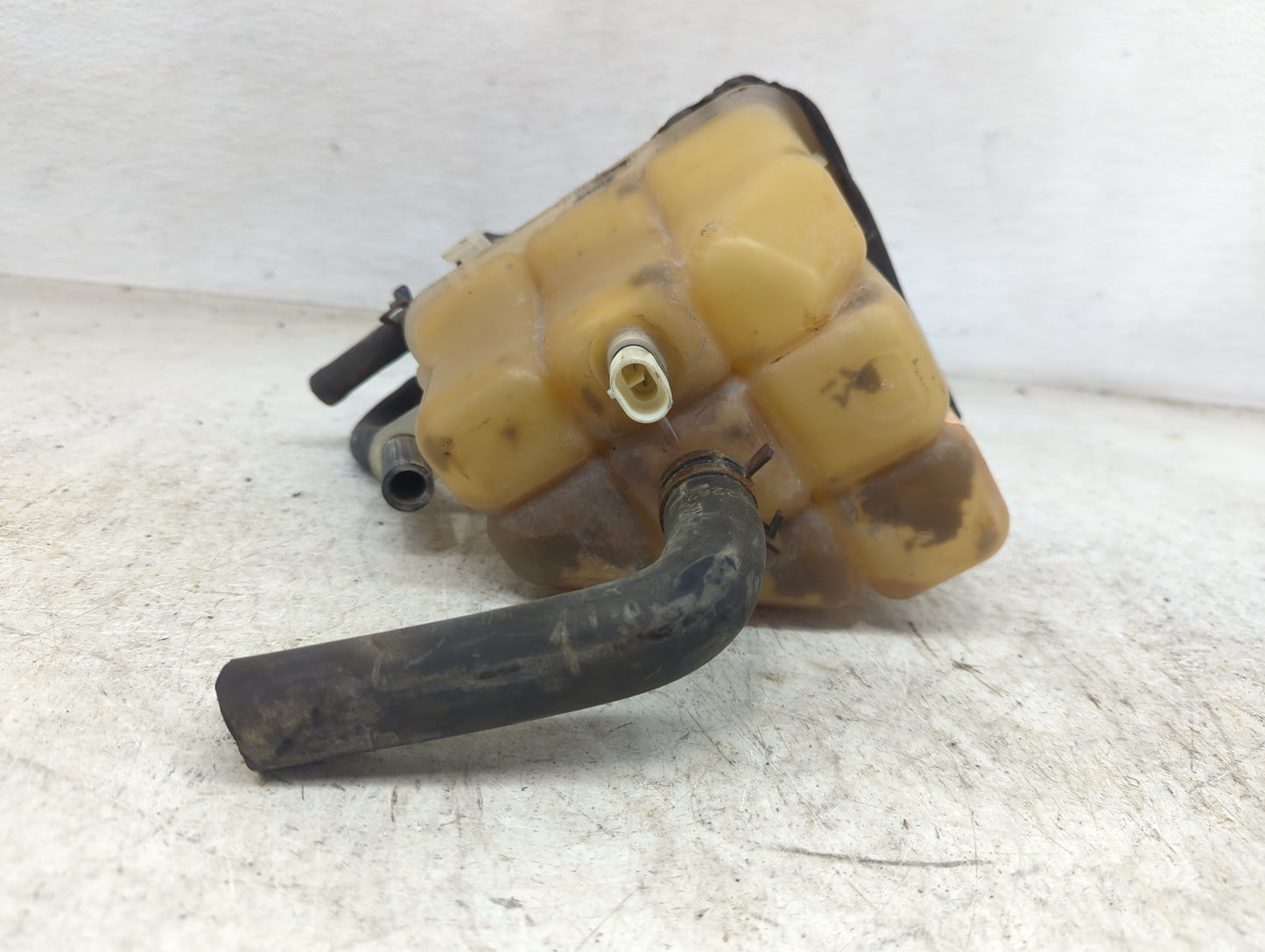 2006 Pontiac Solstice Radiator Coolant Overflow Expansion Tank Bottle - Oemusedautoparts1.com