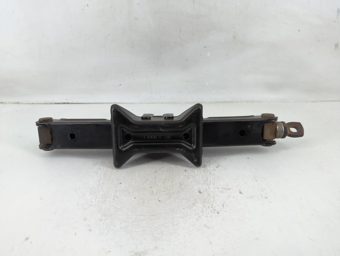 2009 Pontiac Vibe Spare Scissor Car Jack - Oemusedautoparts1.com