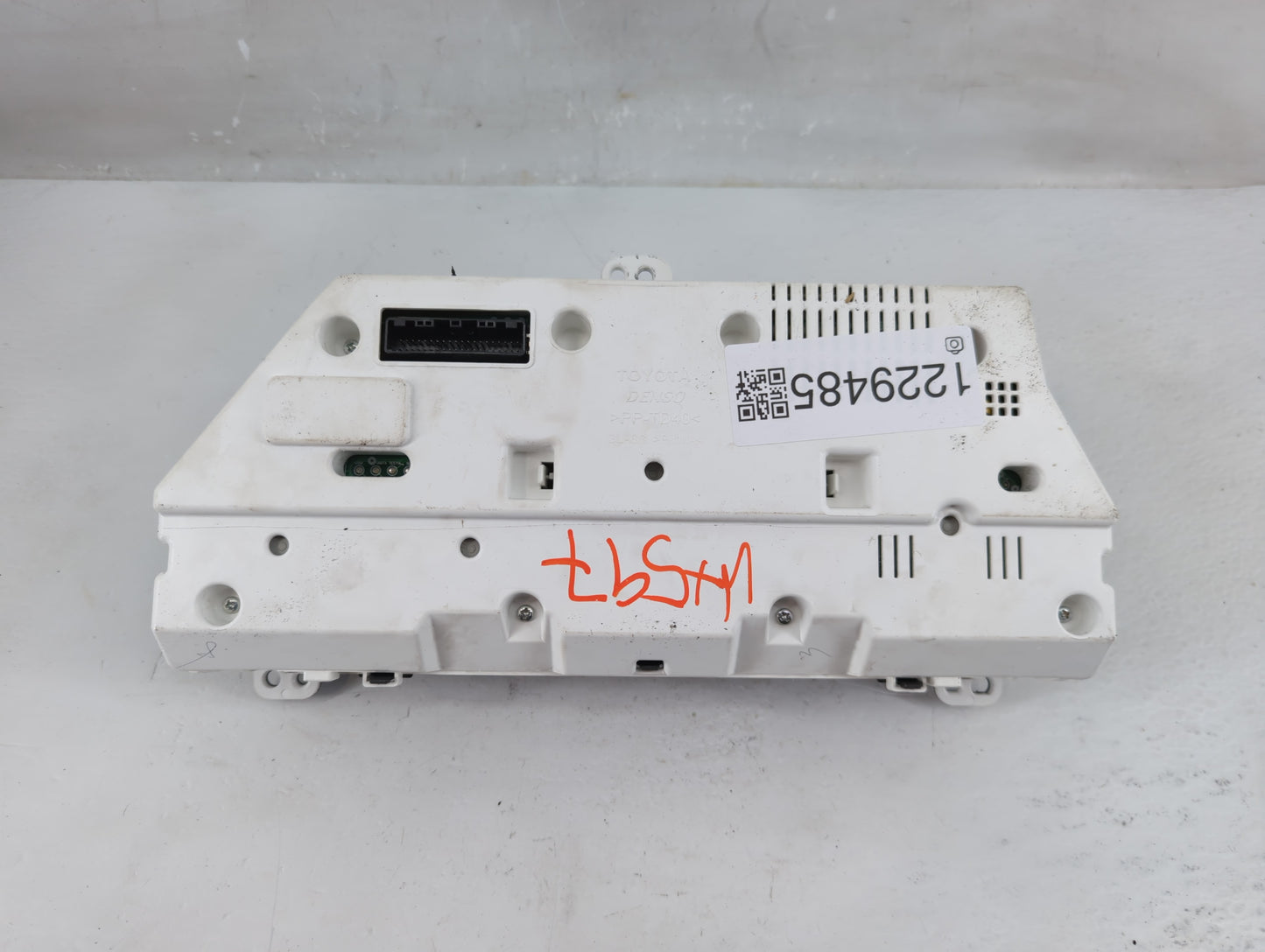 2009-2010 Pontiac Vibe Instrument Cluster Speedometer Gauges P/N:83800-01360-00 Fits Fits 2009 2010 OEM Used Auto Parts - Oe