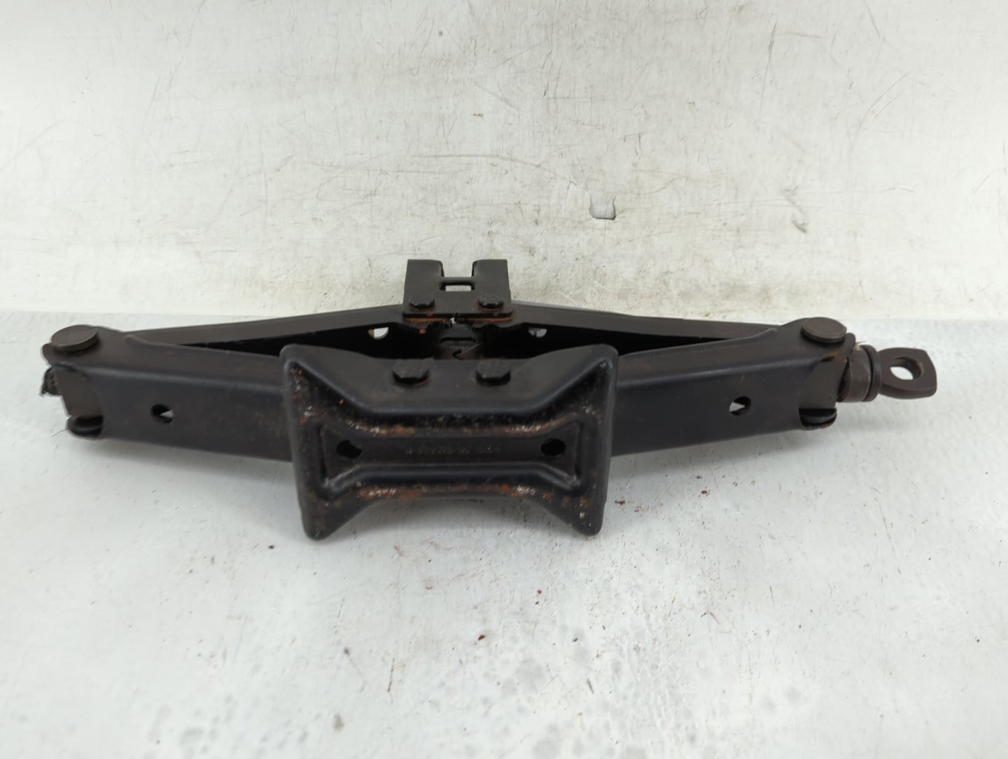 2009 Pontiac Vibe Spare Scissor Car Jack - Oemusedautoparts1.com