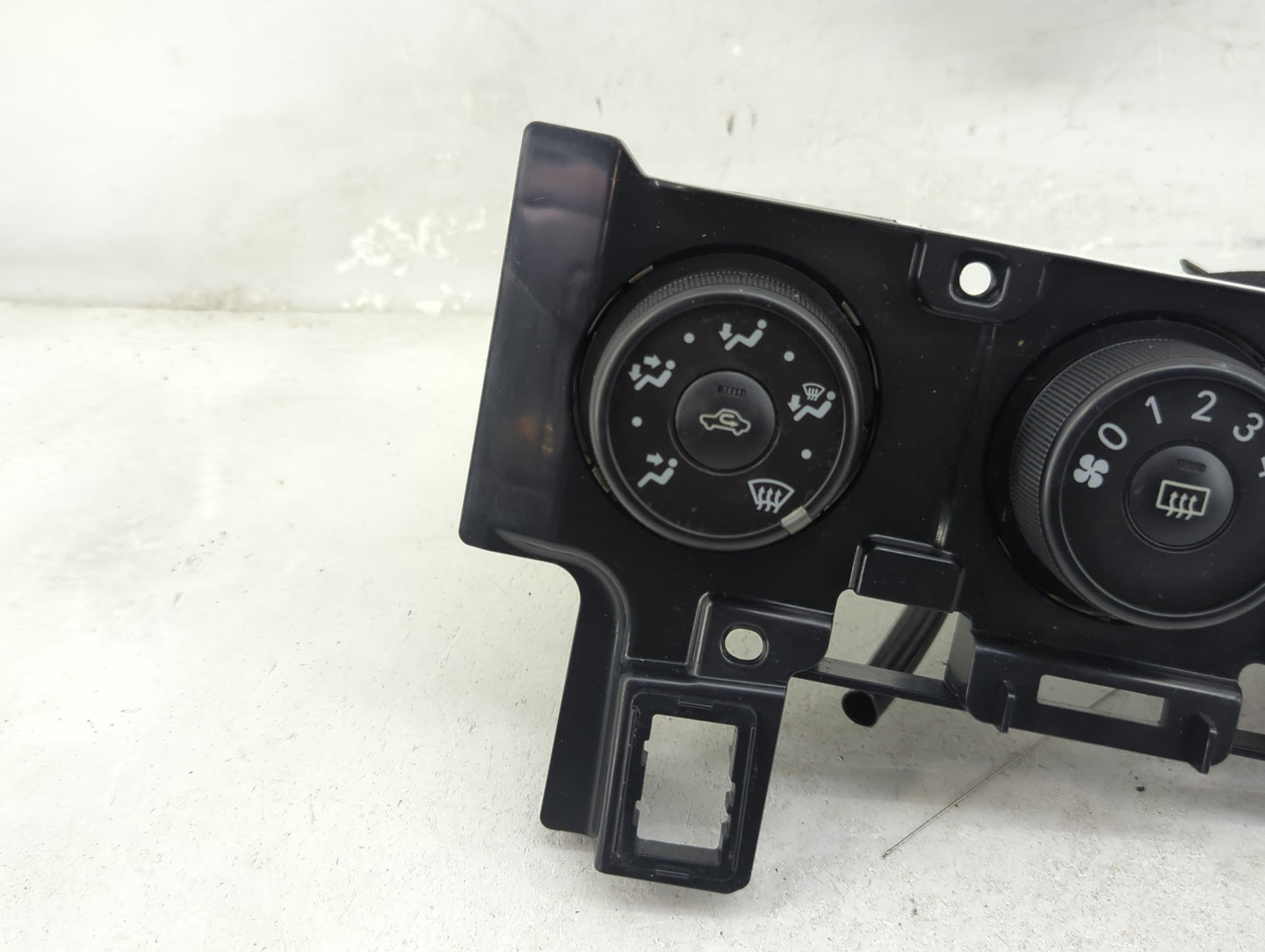 2009-2010 Pontiac Vibe Climate Control Module Temperature AC/Heater Replacement P/N:5590175D401 Fits Fits 2009 2010 OEM Used