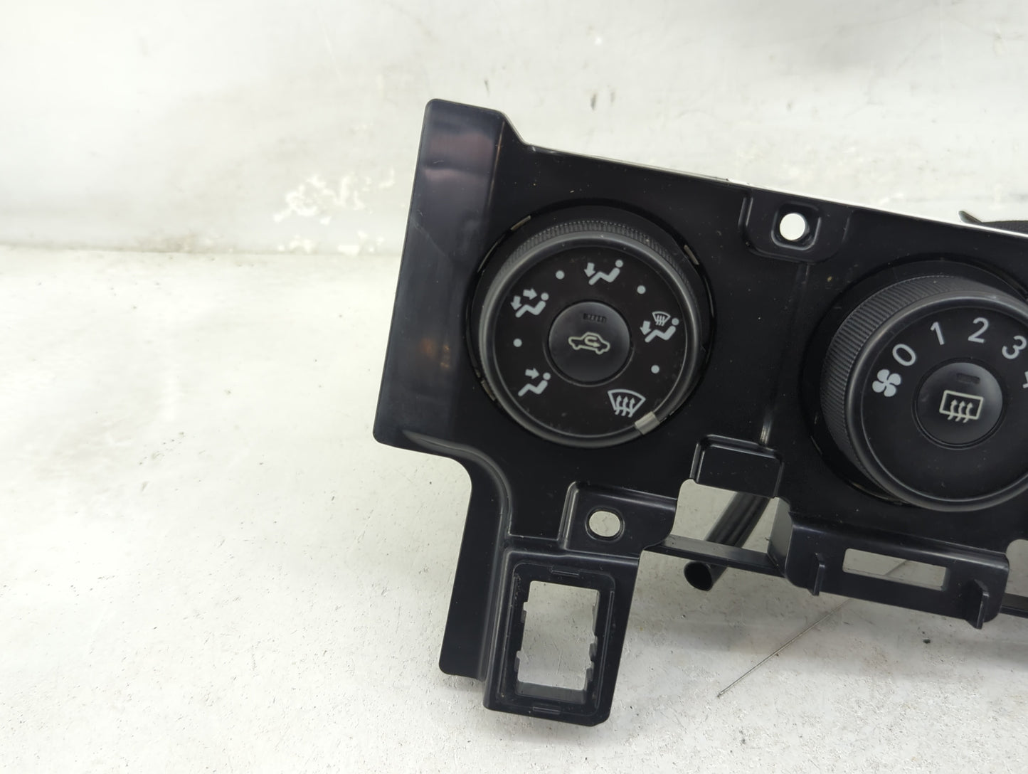 2009-2010 Pontiac Vibe Climate Control Module Temperature AC/Heater Replacement P/N:5590175D401 Fits Fits 2009 2010 OEM Used