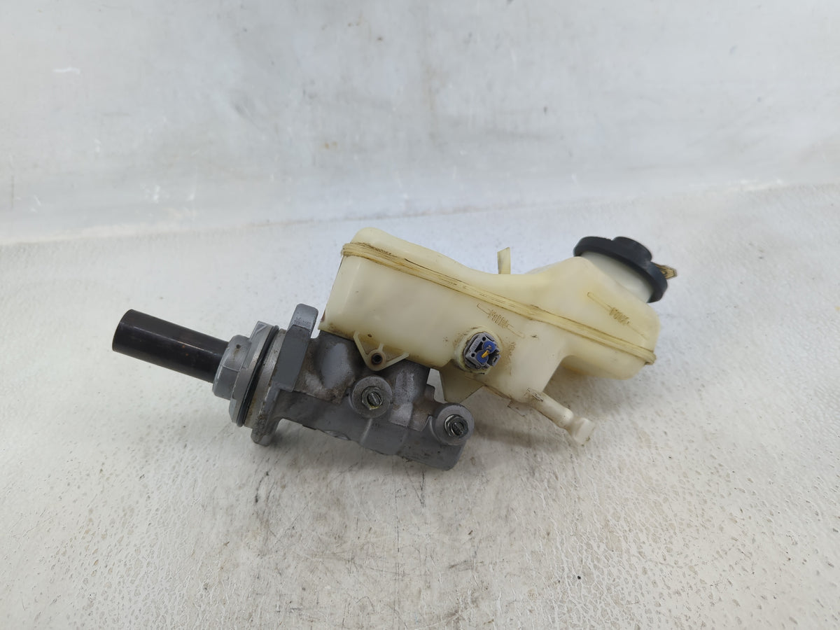 2009-2009 Pontiac Vibe Brake Master Cylinder - Oemusedautoparts1.com