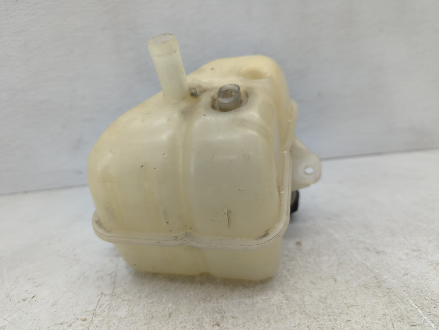 2009 Saturn Aura Radiator Coolant Overflow Expansion Tank Bottle 1103298 - Oemusedautoparts1.com