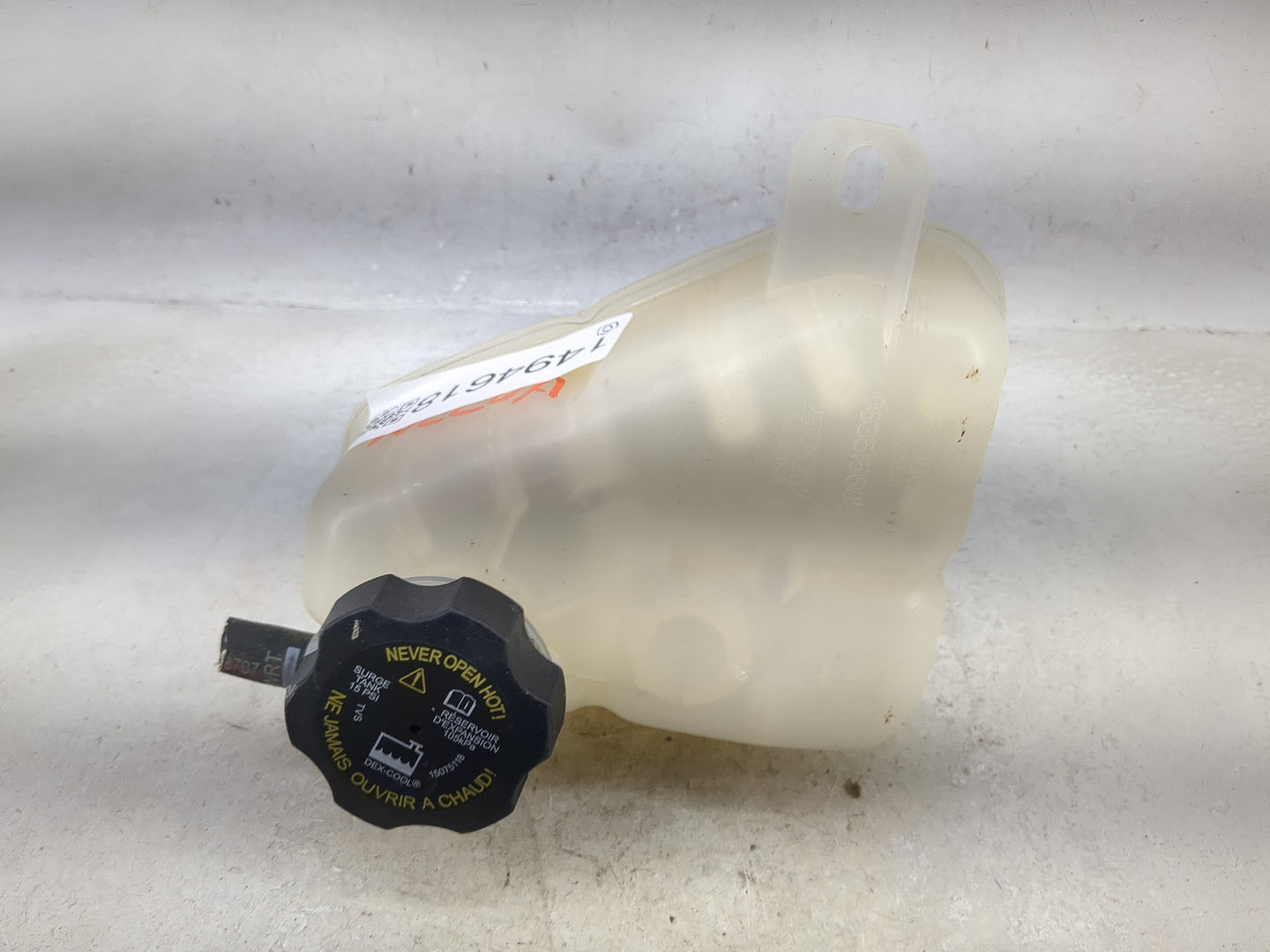 2009 Saturn Aura Radiator Coolant Overflow Expansion Tank Bottle 1494618 - Oemusedautoparts1.com