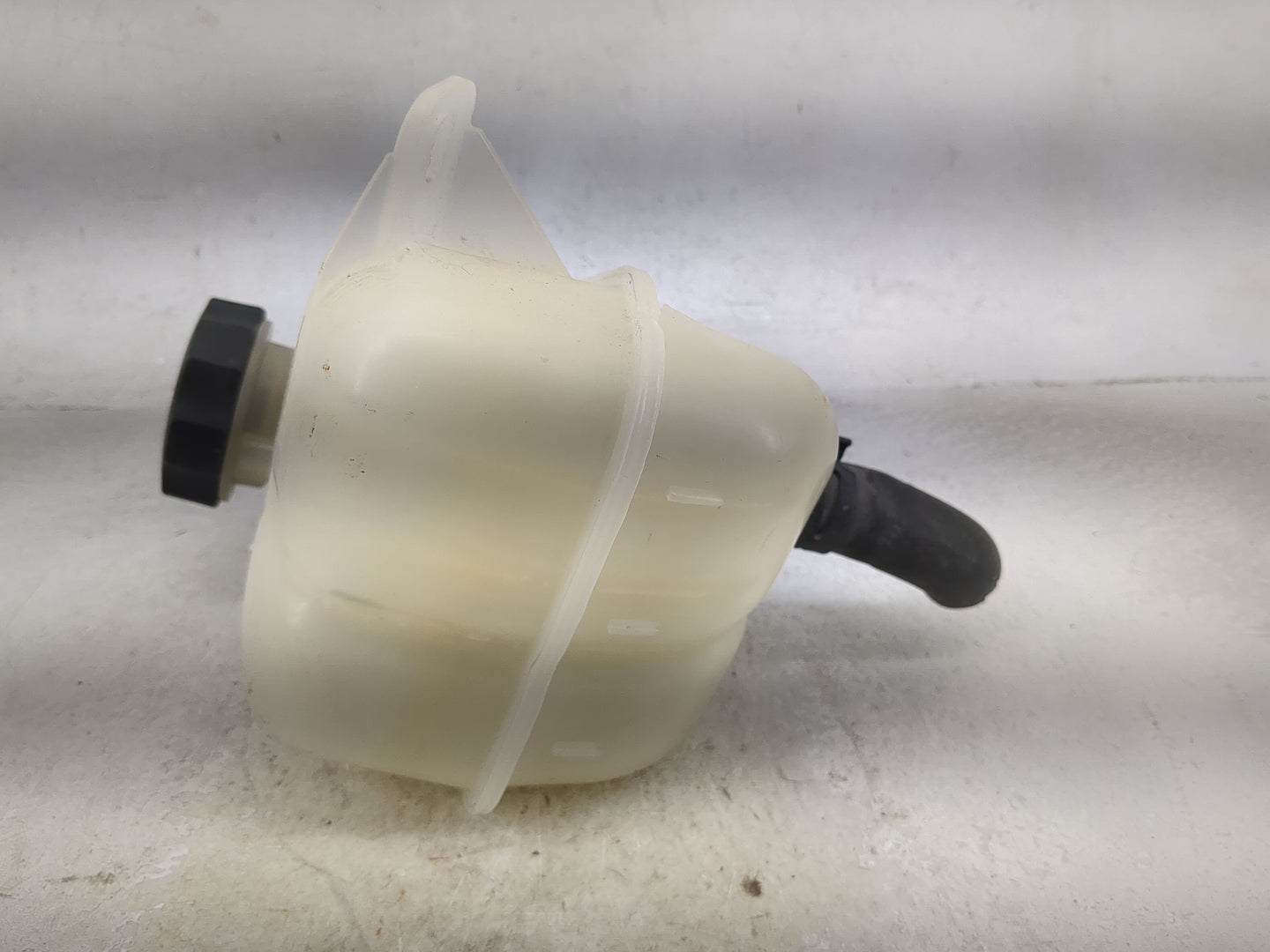 2009 Saturn Aura Radiator Coolant Overflow Expansion Tank Bottle 1494618 - Oemusedautoparts1.com