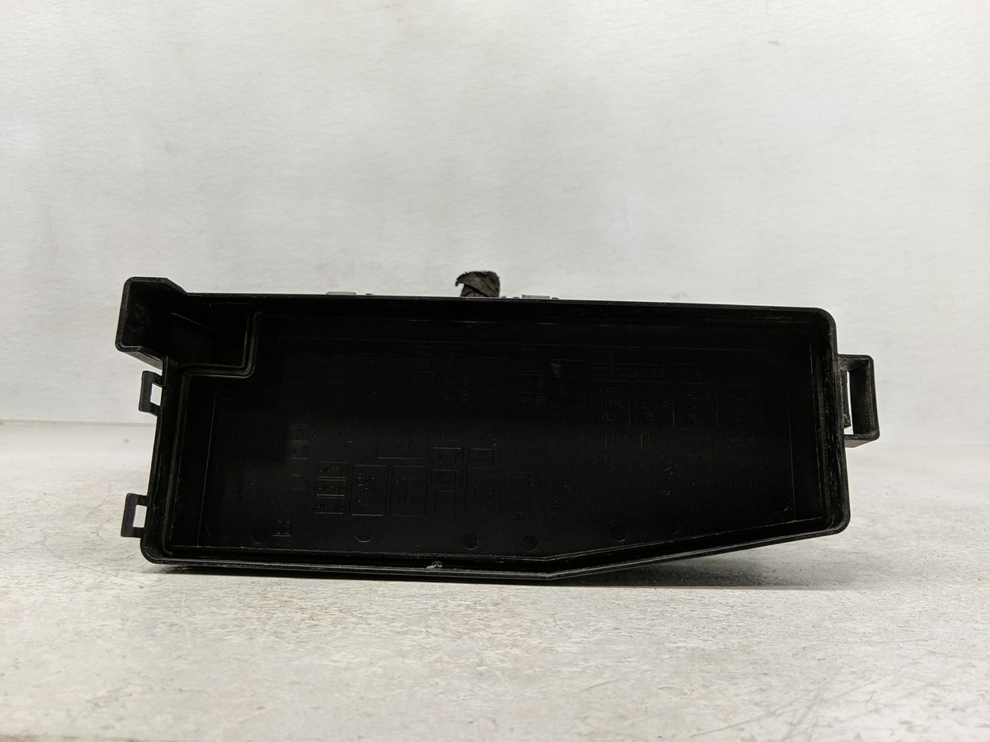 2008-2009 Saturn Vue Fusebox Fuse Box Panel Relay Module Fits Fits 2008 2009 OEM Used Auto Parts - Oemusedautoparts1.com