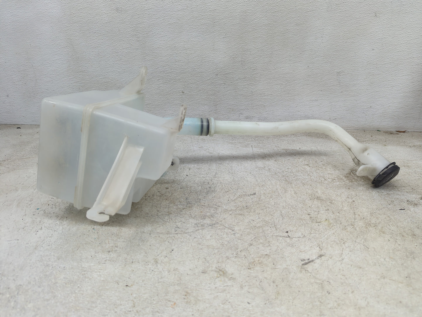 2008-2010 Saturn Vue Windshield Washer Fluid Reservoir Bottle Oem - Oemusedautoparts1.com