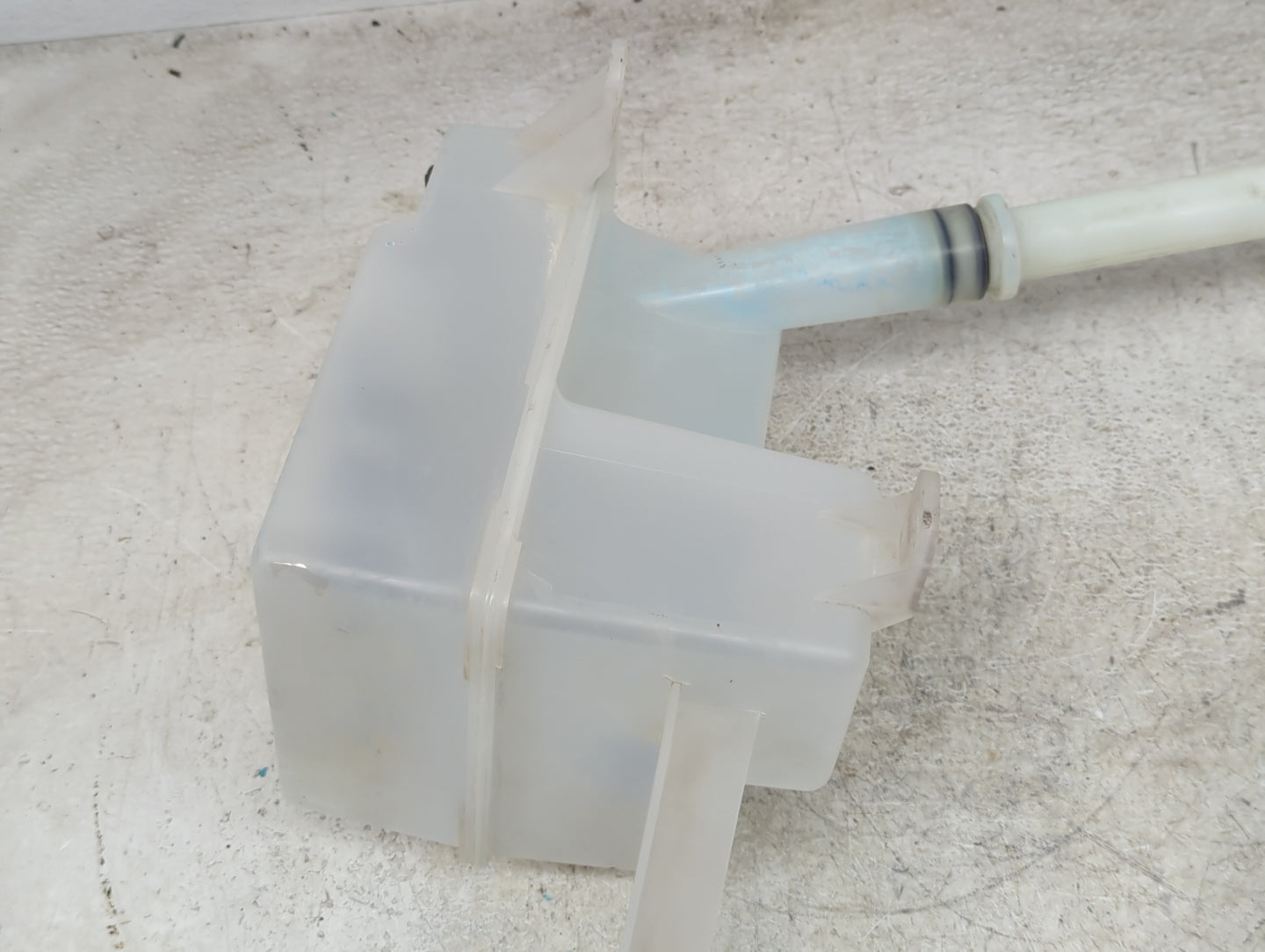2008-2010 Saturn Vue Windshield Washer Fluid Reservoir Bottle Oem - Oemusedautoparts1.com