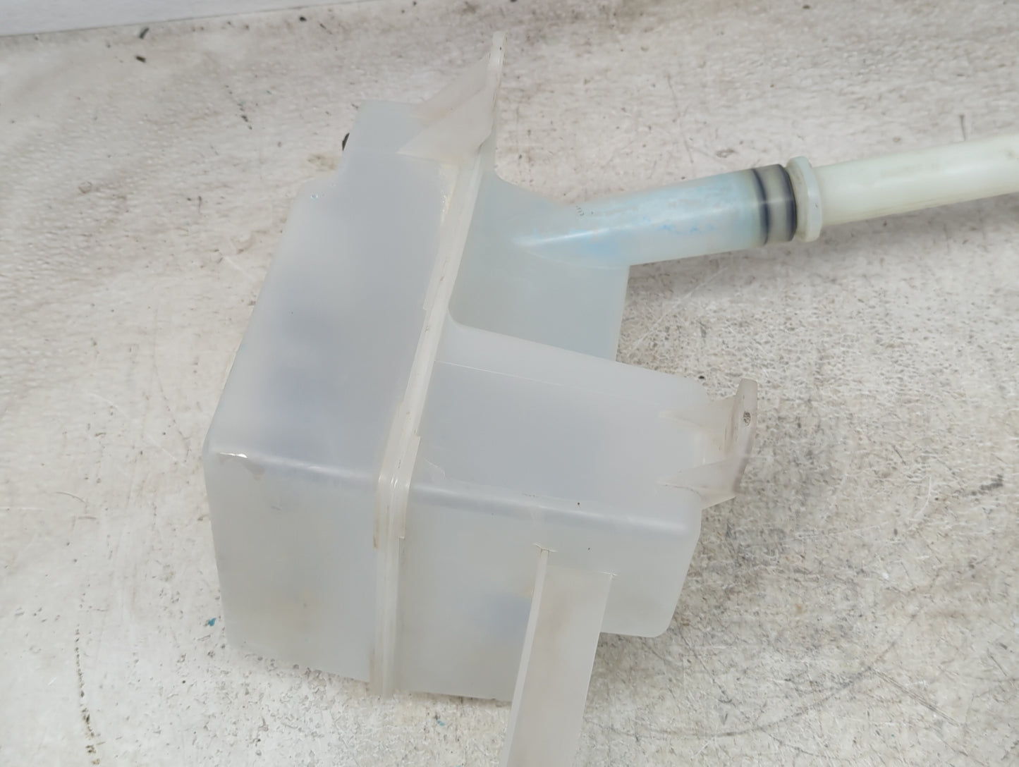 2008-2010 Saturn Vue Windshield Washer Fluid Reservoir Bottle Oem - Oemusedautoparts1.com