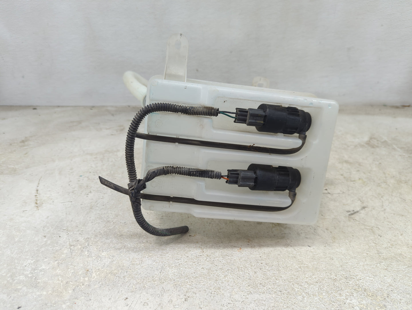 2008-2010 Saturn Vue Windshield Washer Fluid Reservoir Bottle Oem - Oemusedautoparts1.com