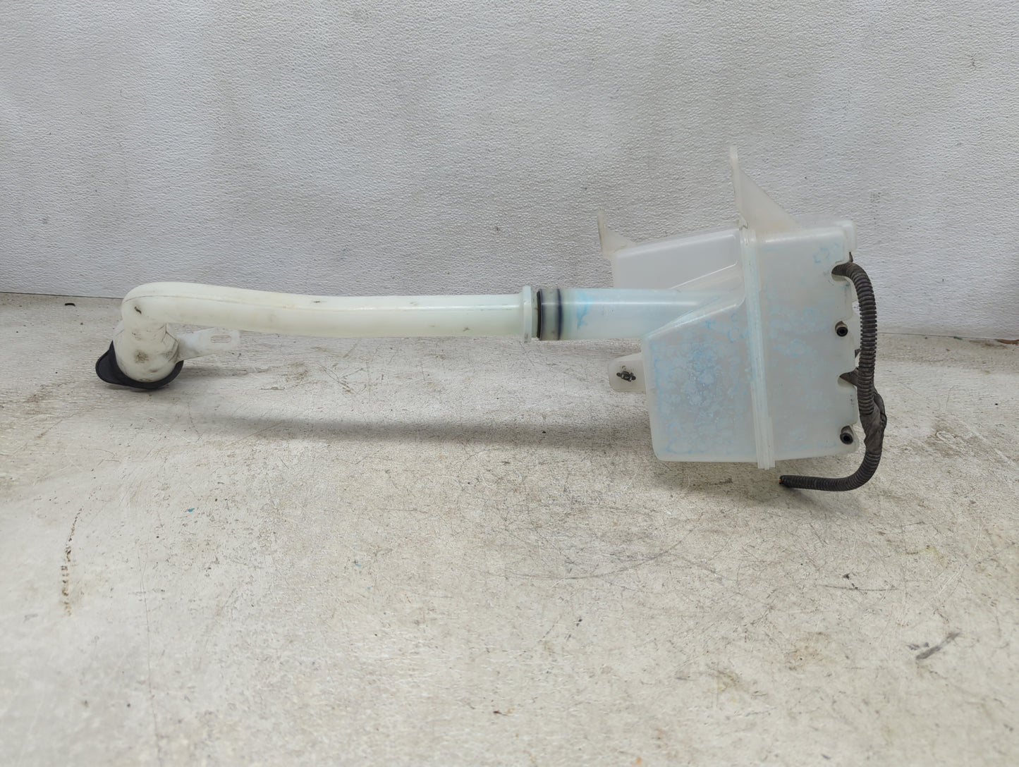 2008-2010 Saturn Vue Windshield Washer Fluid Reservoir Bottle Oem - Oemusedautoparts1.com