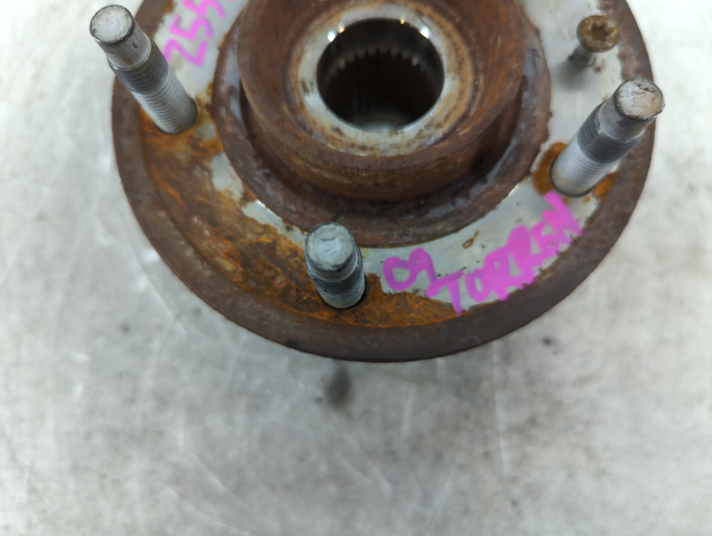 2009-2010 Saturn Vue Driver Front Wheel Hub Oem - Oemusedautoparts1.com