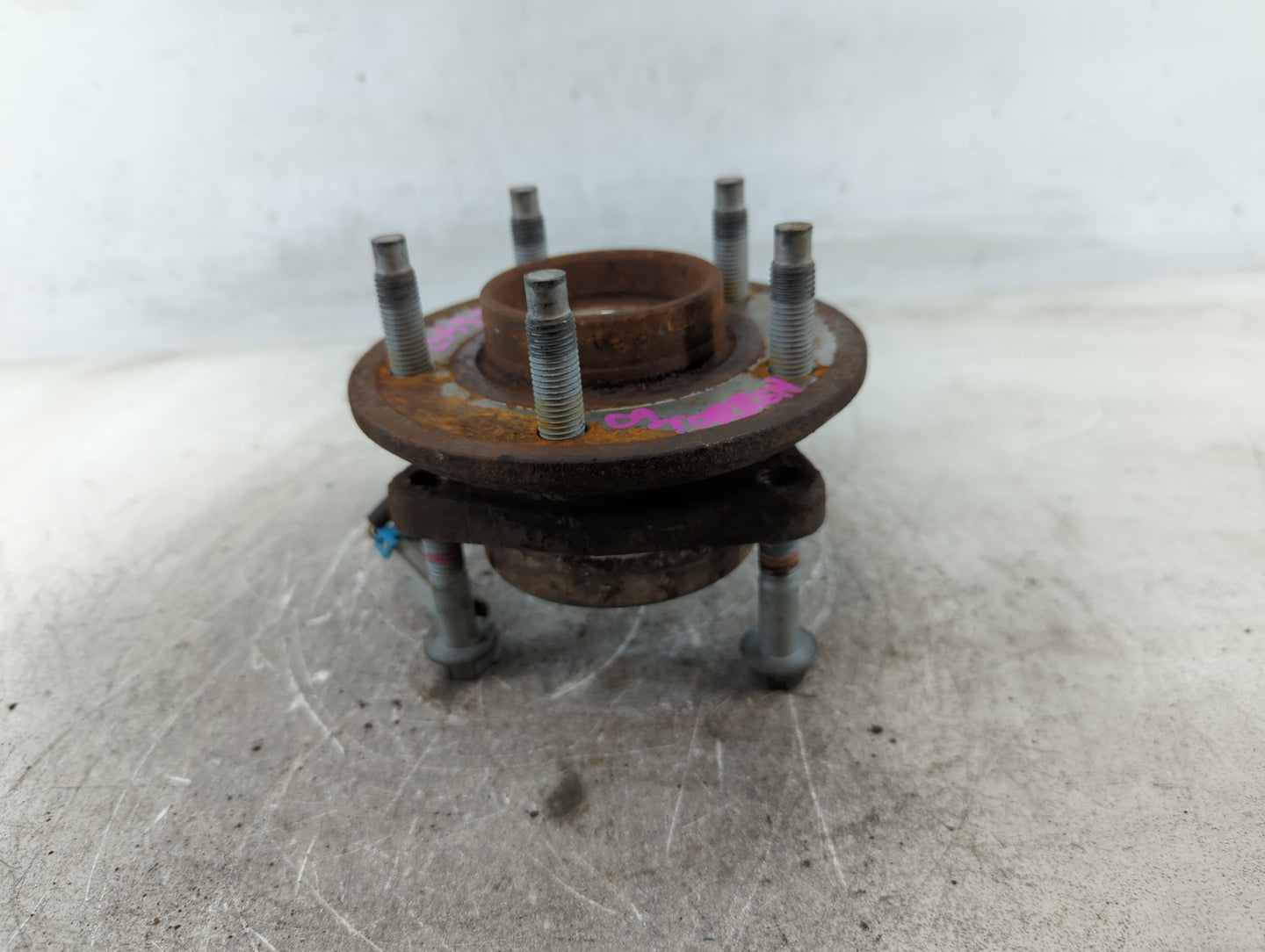 2009-2010 Saturn Vue Driver Front Wheel Hub Oem - Oemusedautoparts1.com