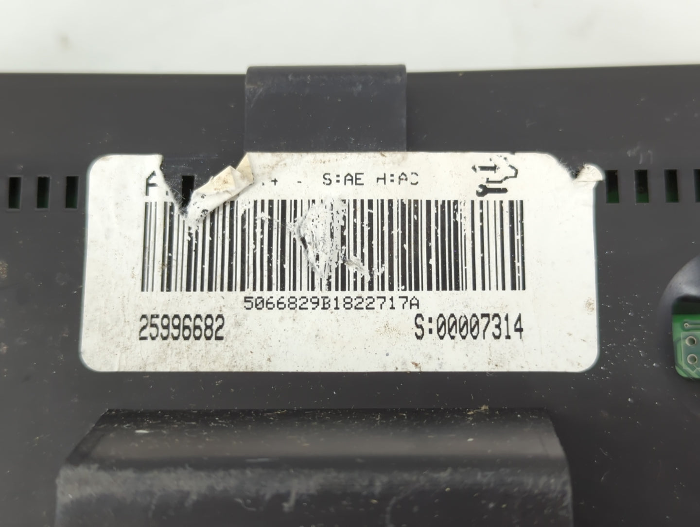 2009 Saturn Vue Instrument Cluster Speedometer Gauges P/N:25996682 Fits OEM Used Auto Parts - Oemusedautoparts1.com