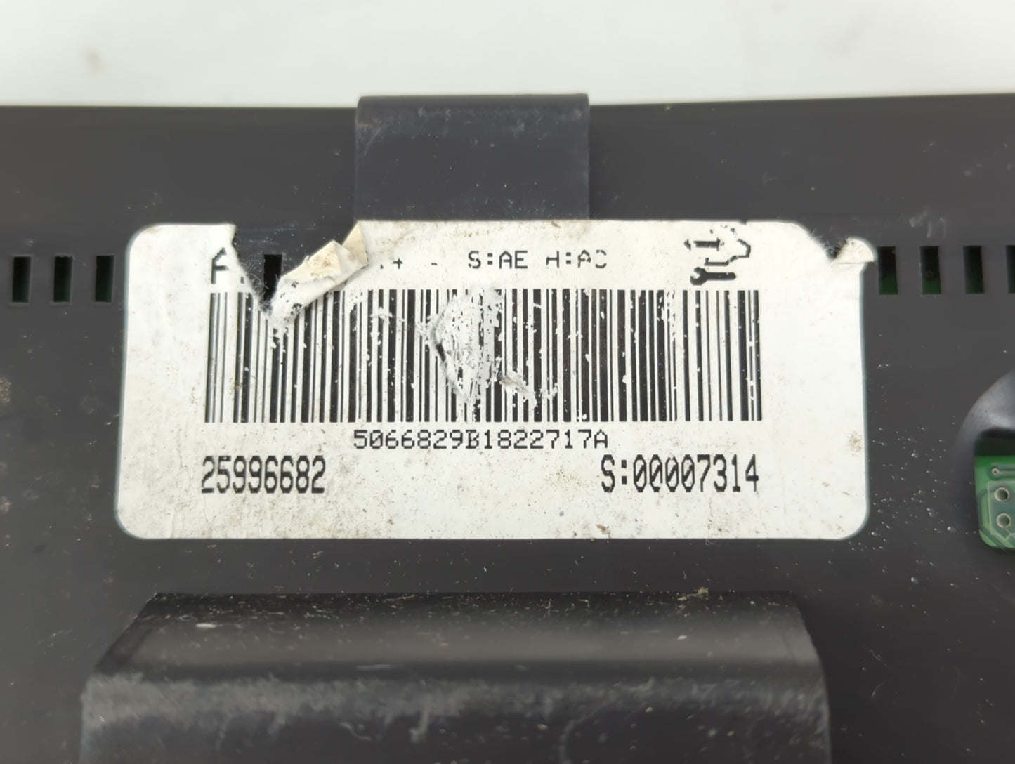 2009 Saturn Vue Instrument Cluster Speedometer Gauges P/N:25996682 Fits OEM Used Auto Parts - Oemusedautoparts1.com