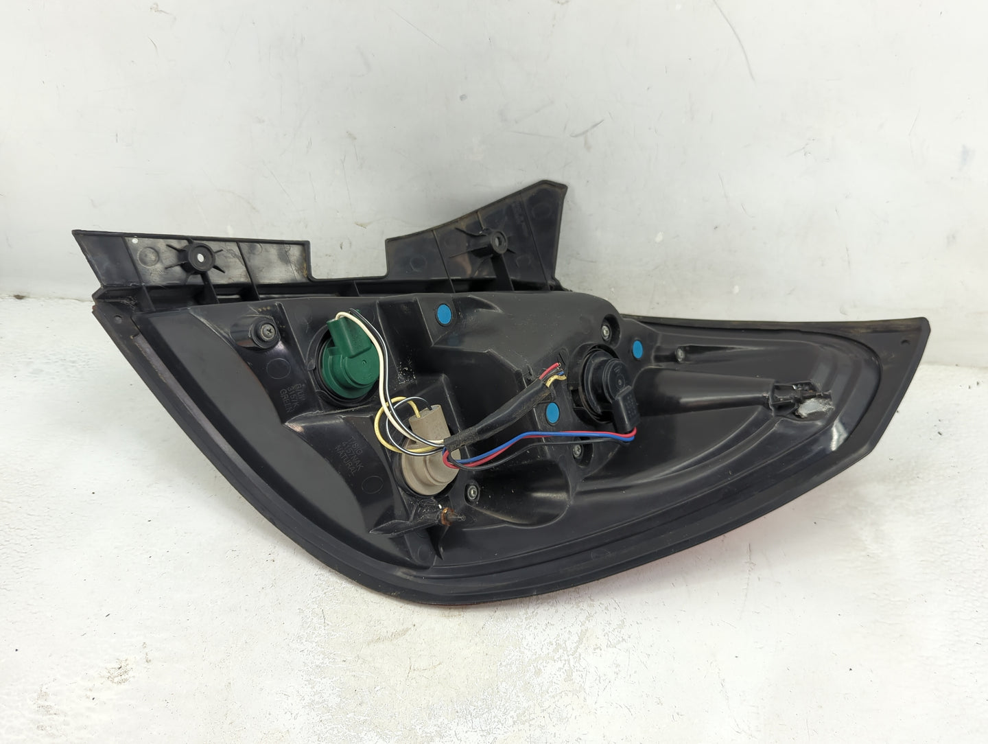 2008-2010 Saturn Vue Tail Light Assembly Driver Left OEM Fits Fits 2008 2009 2010 2012 OEM Used Auto Parts - Oemusedautopart